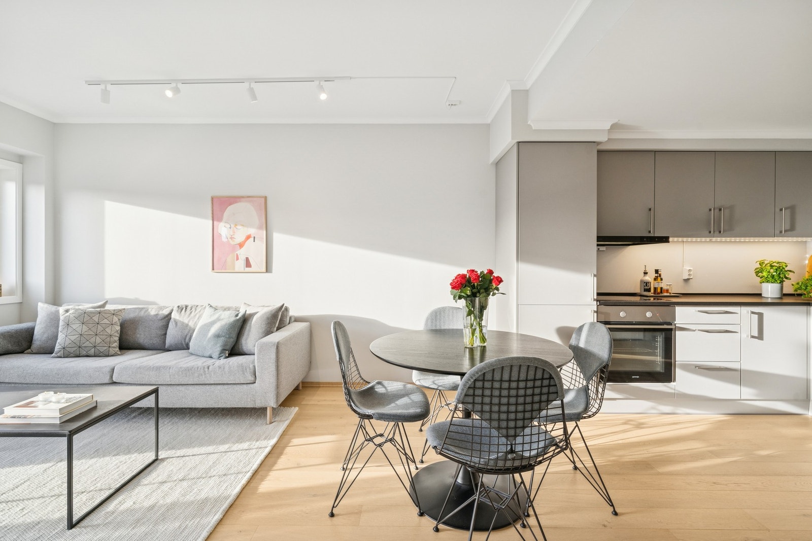 Leiligheten er nybygget i 2021. Den fremstår "ny" og lekker. Galleribilde