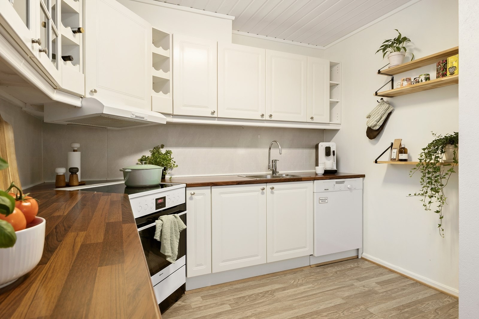 Det er belysning under overskapene. Galleribilde