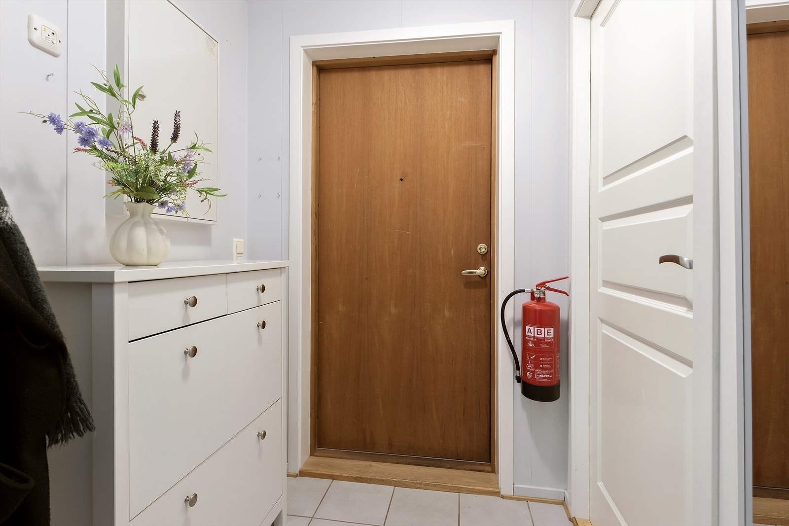 Fra et felles inngangsparti i 2. etasje kommer du inn til leilighetens entré. Galleribilde