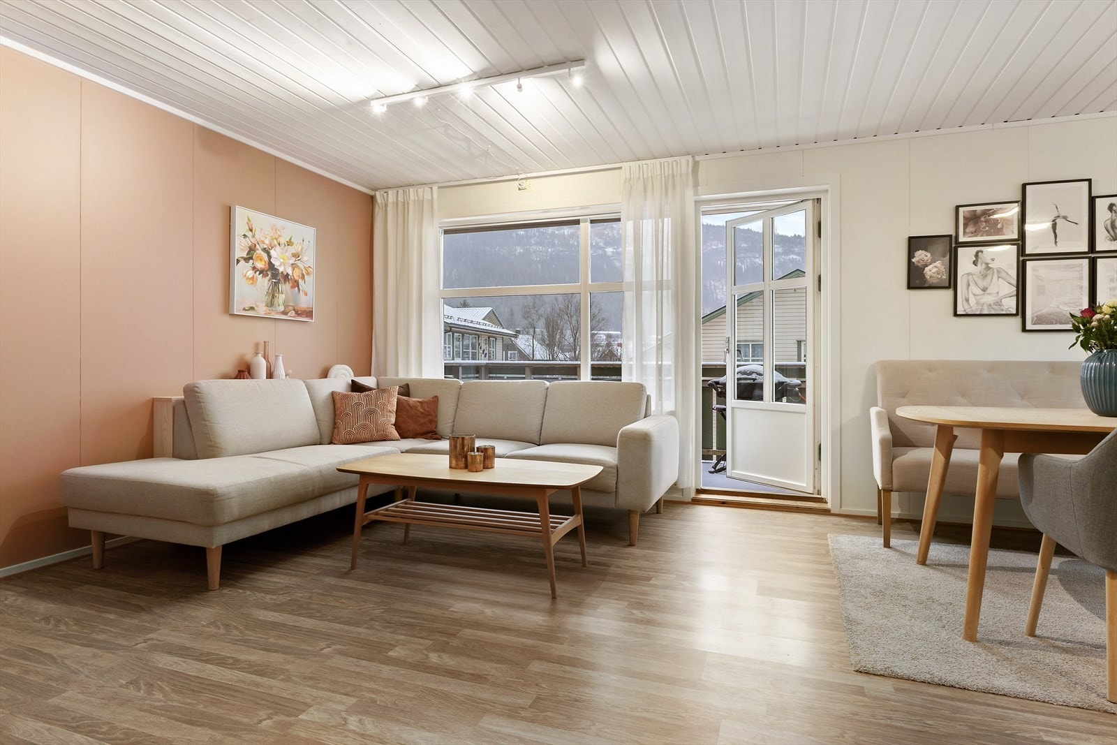 Fra stuen er det utgang til en altan på ca. 7 m². Galleribilde