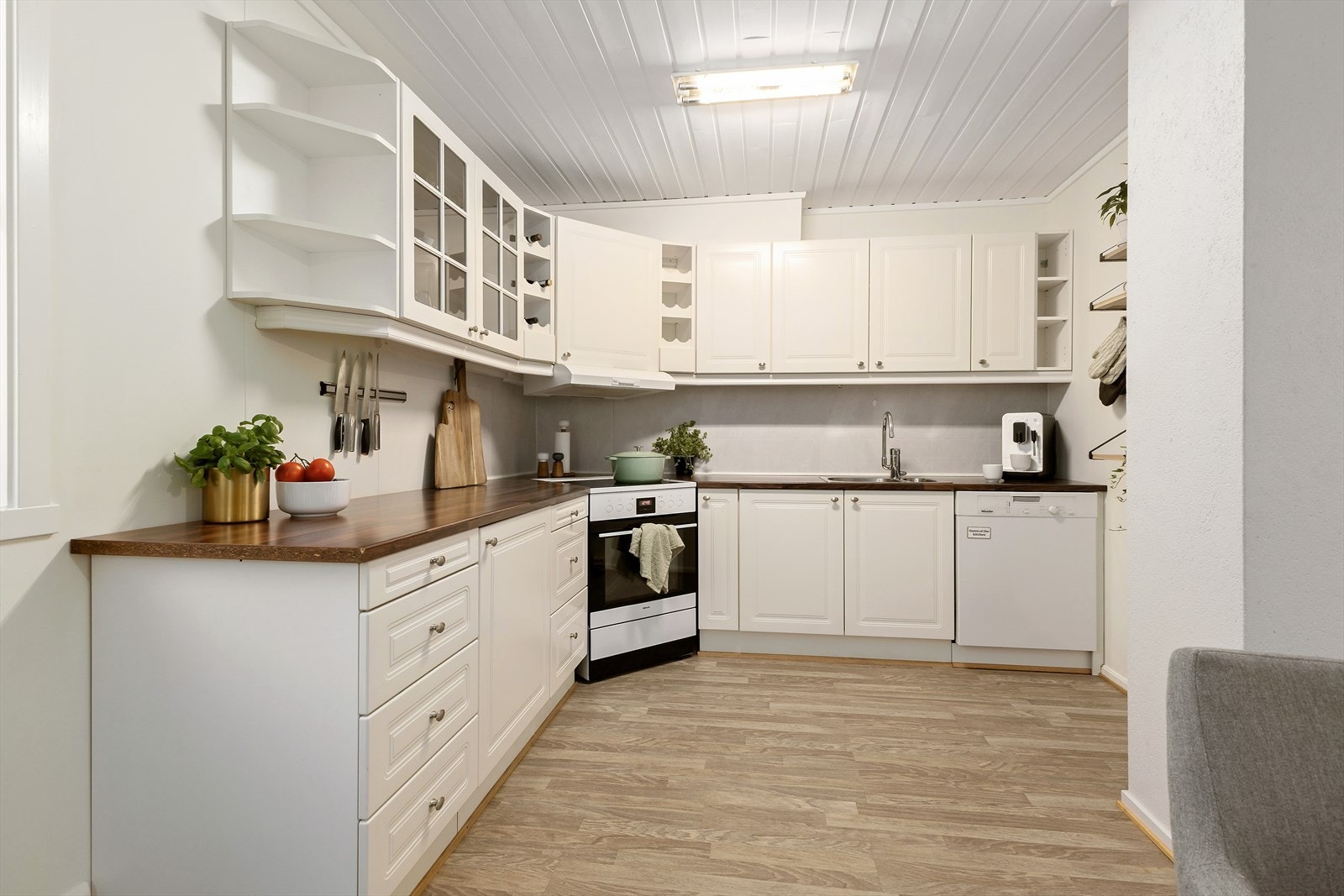 Kjøkkenet er utstyrt med frittstående hvitevarer, som komfyr med koketopp og oppvaskmaskin med vannstoppsystem, samt integrert kjøleskap. Galleribilde