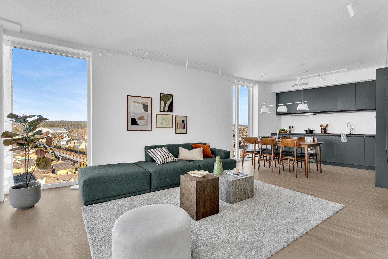 Leiligheten har gjennomgående god standard med store vindusflater, vannbåren gulvvarme og balansert ventilasjon Galleribilde