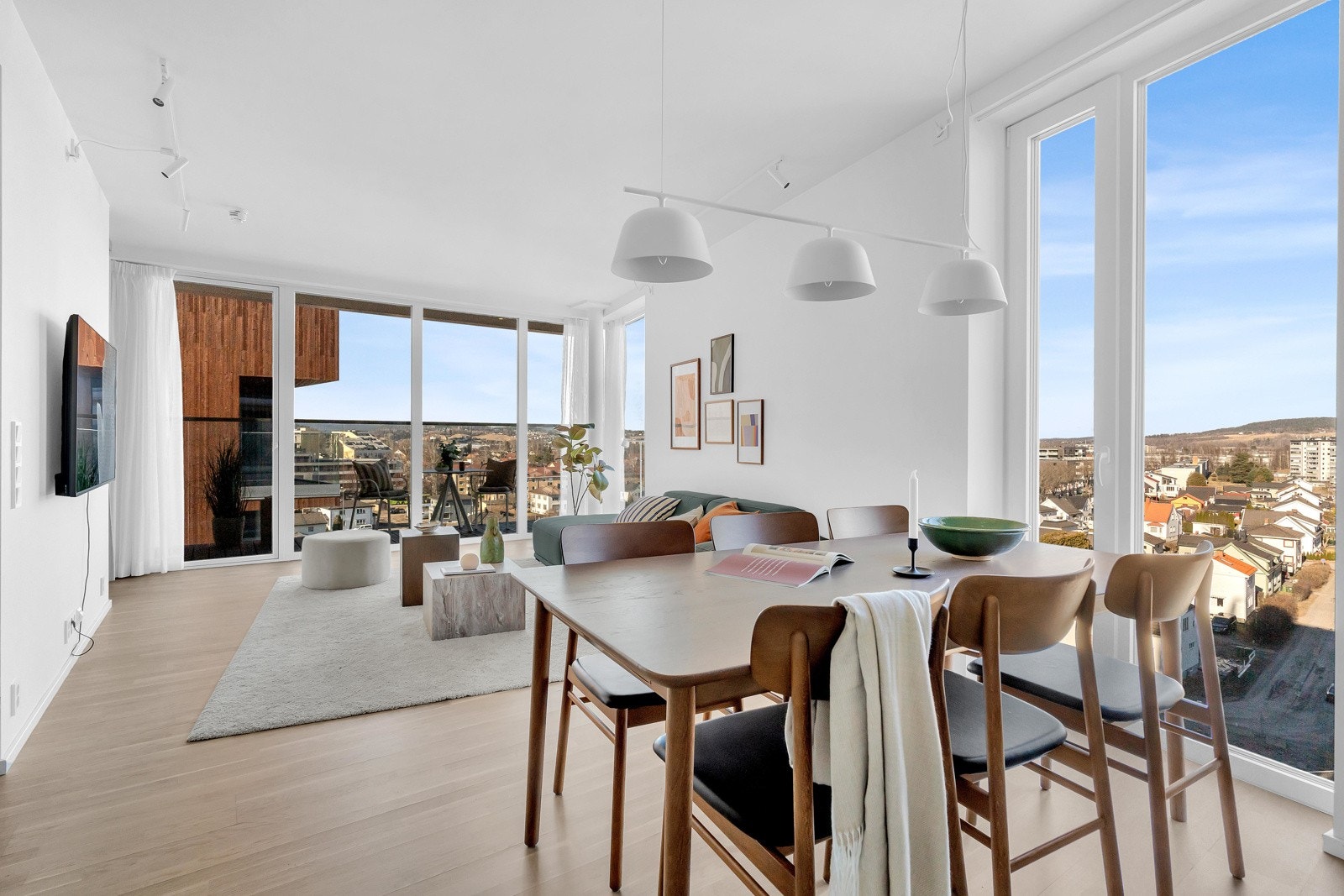 Leiligheten er bygget helt uten listverk. En av Nordens fremste arkitektfirmaer har designet bygget og leiligheten Galleribilde