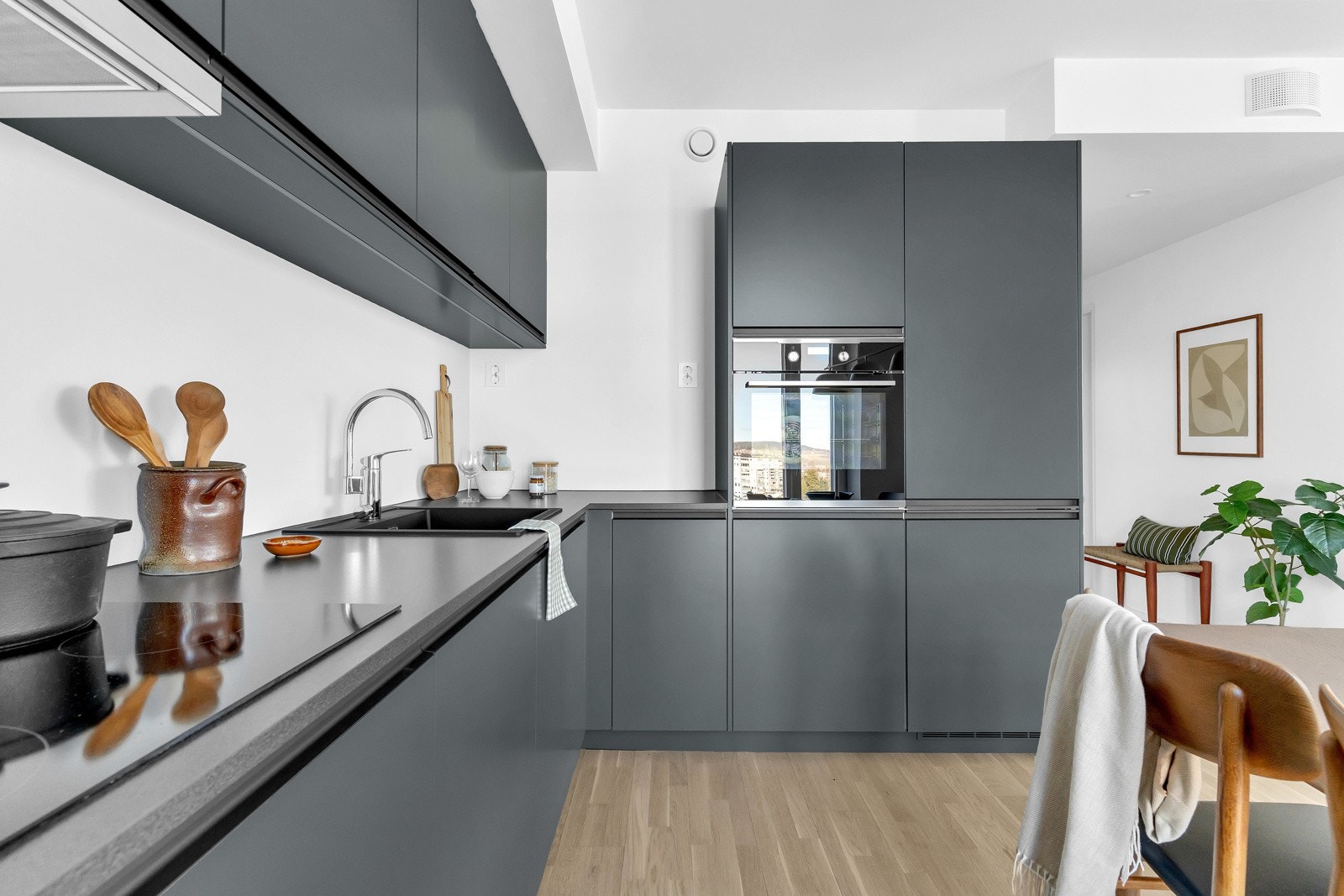 Kjøkkenet har rikelig med skap- og benkeplass Galleribilde