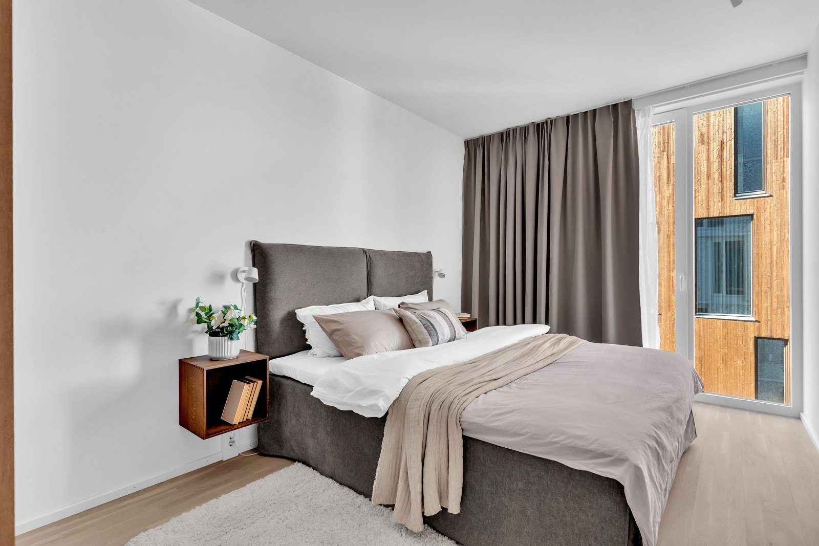 Leiligheten har to romslige soverom med takhøye gardiner. Seng, nattbord og gardiner medfølger salget Galleribilde