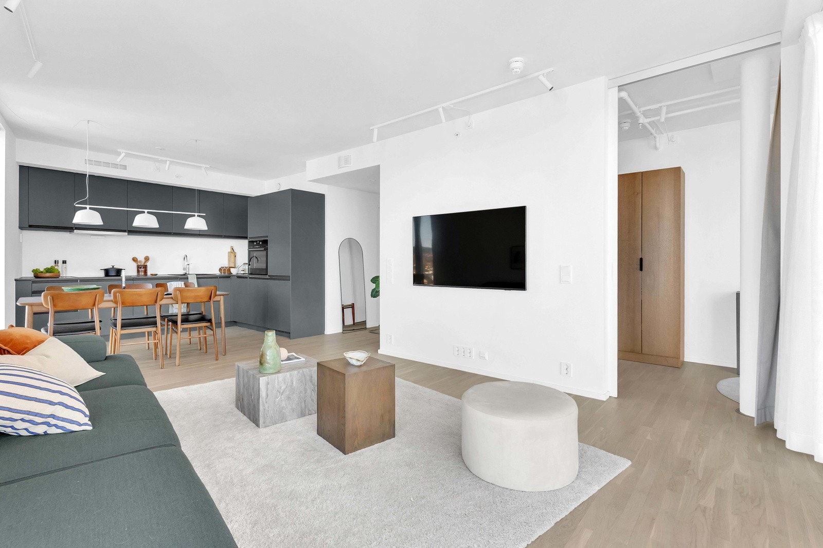 Stuen ligger i åpen løsning til et velutstyrt kjøkken fra Drømmekjøkkenet Galleribilde