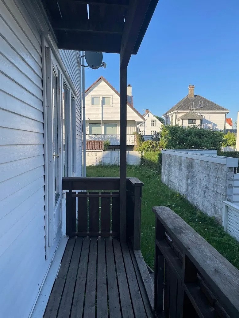 Terrasse med tilkomst til hage Galleribilde