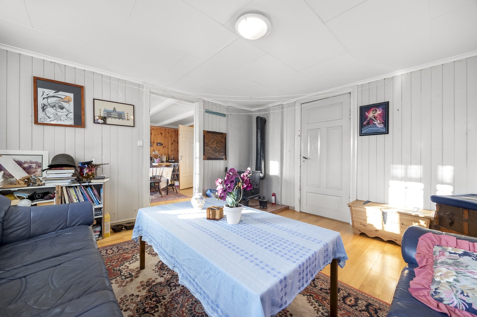 Stue med vedovn Galleribilde