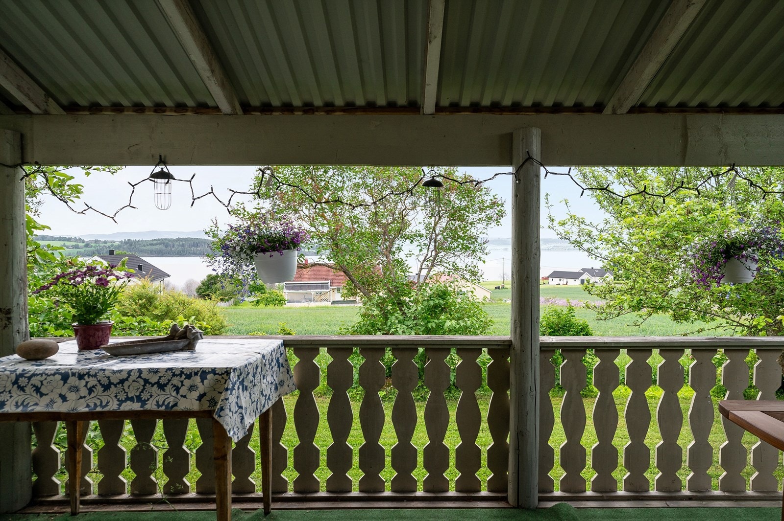 Fra spisestuen har du utgang til en koselig overbygget terrasse mot syd. Galleribilde
