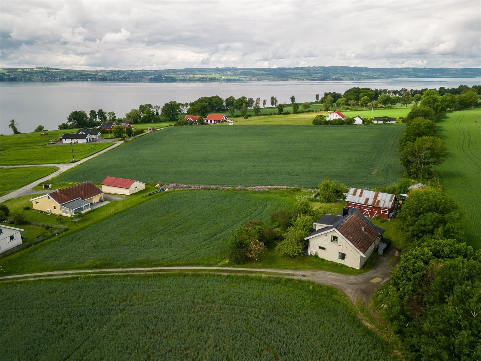 Småbruket "Brateng" har en meget flott og solrik beliggenhet med panoramautsikt mot Mjøsa. Eiendommen består av ca. 8,9 daa fulldyrka jord og ca. 1 daa annet markslag. Galleribilde