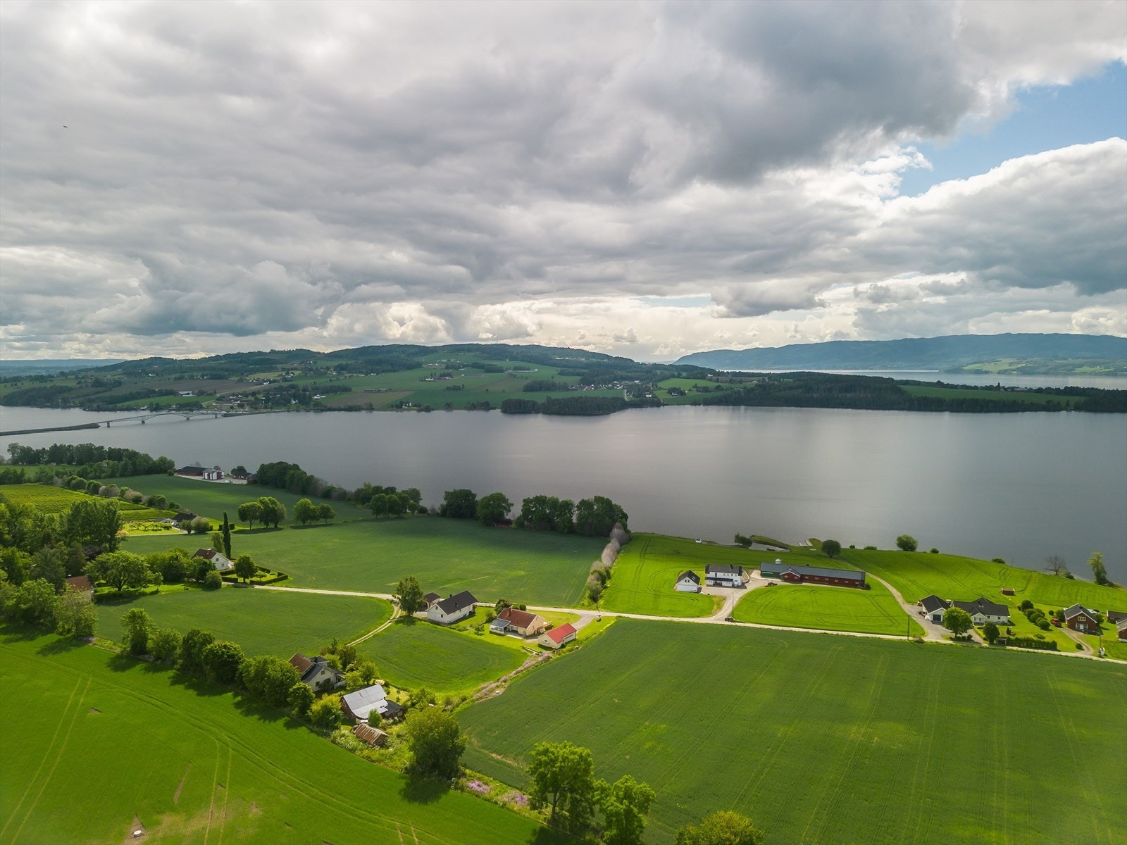 Eiendommen har fantastisk flott utsikt over Mjøsa. Langs Mjøsa er det bade- og båtplasser som perler på en snor, og Mjøsa på sommerstid er noe alle bør oppleve. Galleribilde