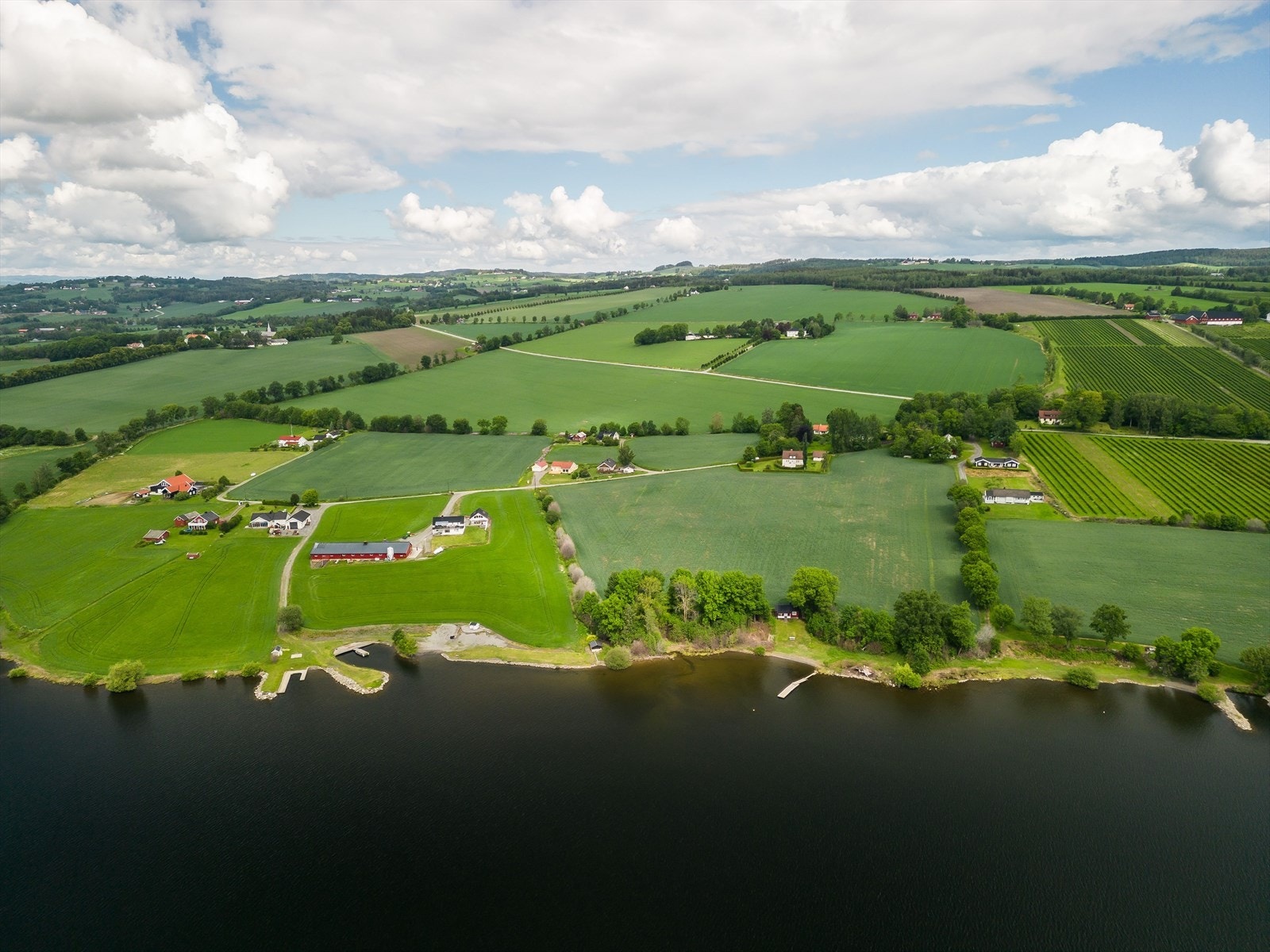 Ca. 700 meter til søndagsåpen dagligvarebutikk med post-i-butikk og PostNord. Ved butikken er det også kafé, bank, selvbetjent bensinstasjon og småbåthavn. Galleribilde