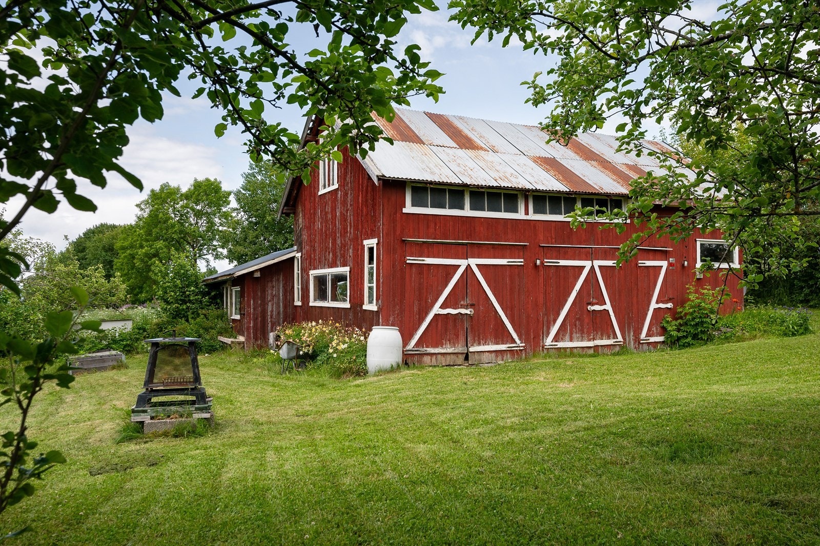 Gammel tradisjonell norsk låve for husdyrhold og lagring. Bygget er i veldig dårlig forfatning, har større skader og skjevheter. Galleribilde