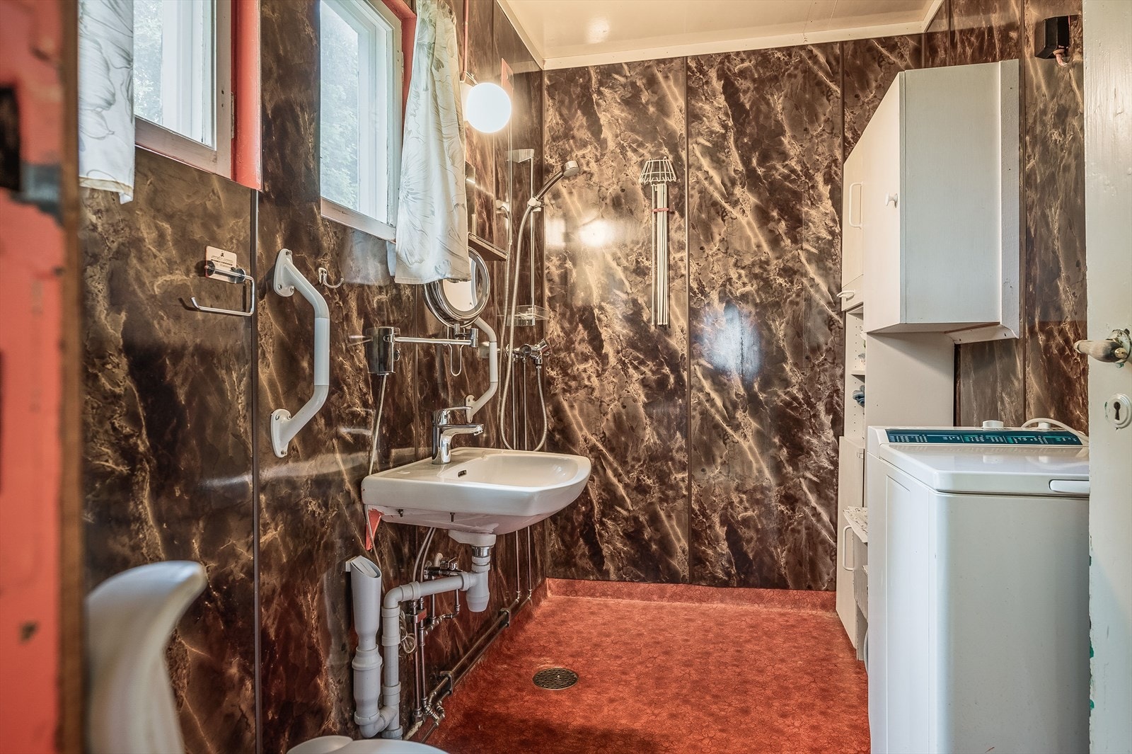 Eldre baderom som må totalrenoveres. Baderommet har belegg på gulv og våtromsplater på veggene. Galleribilde