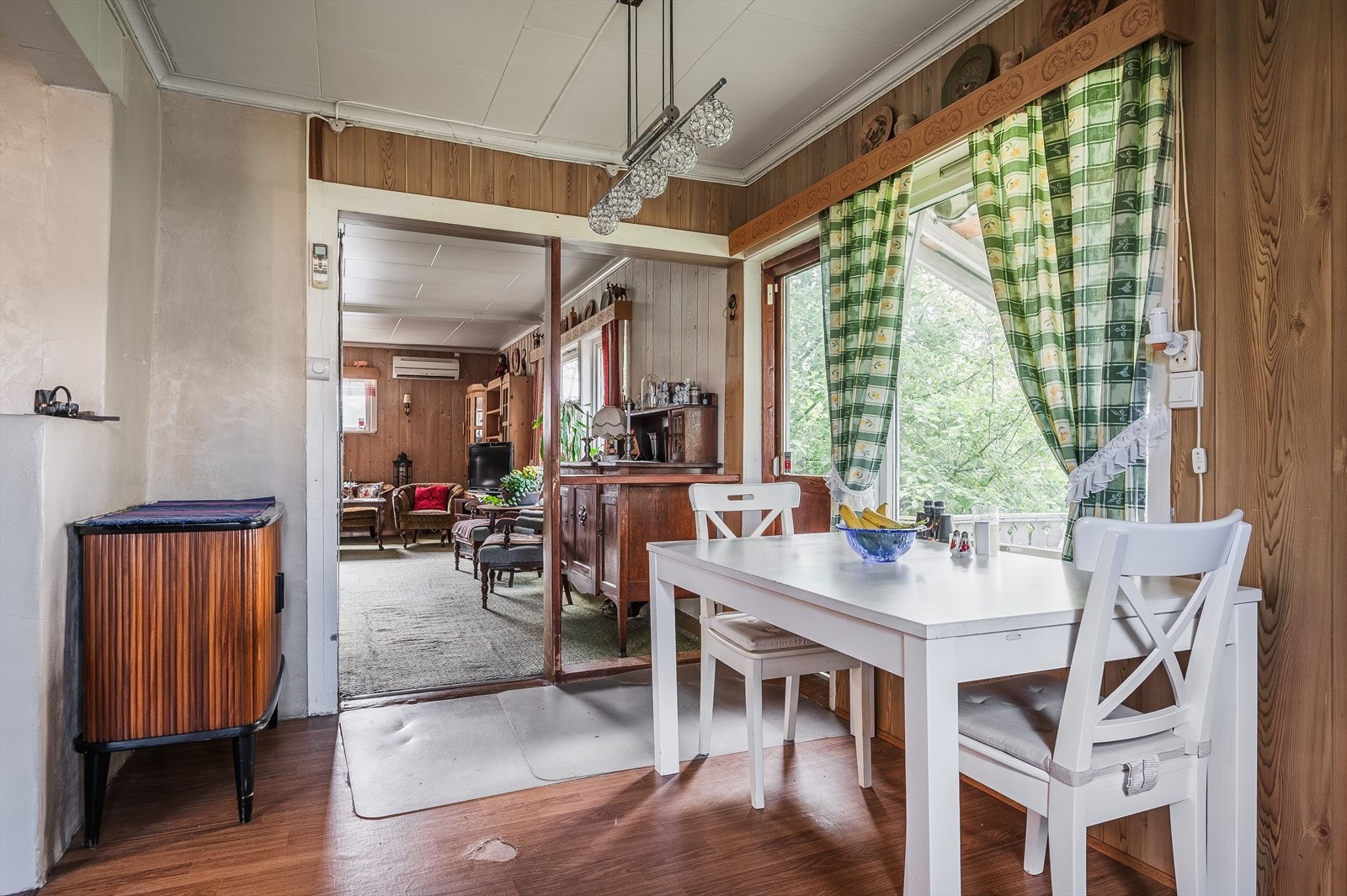 Spisestuen er fint plassert mellom stuen og kjøkkenet. Galleribilde