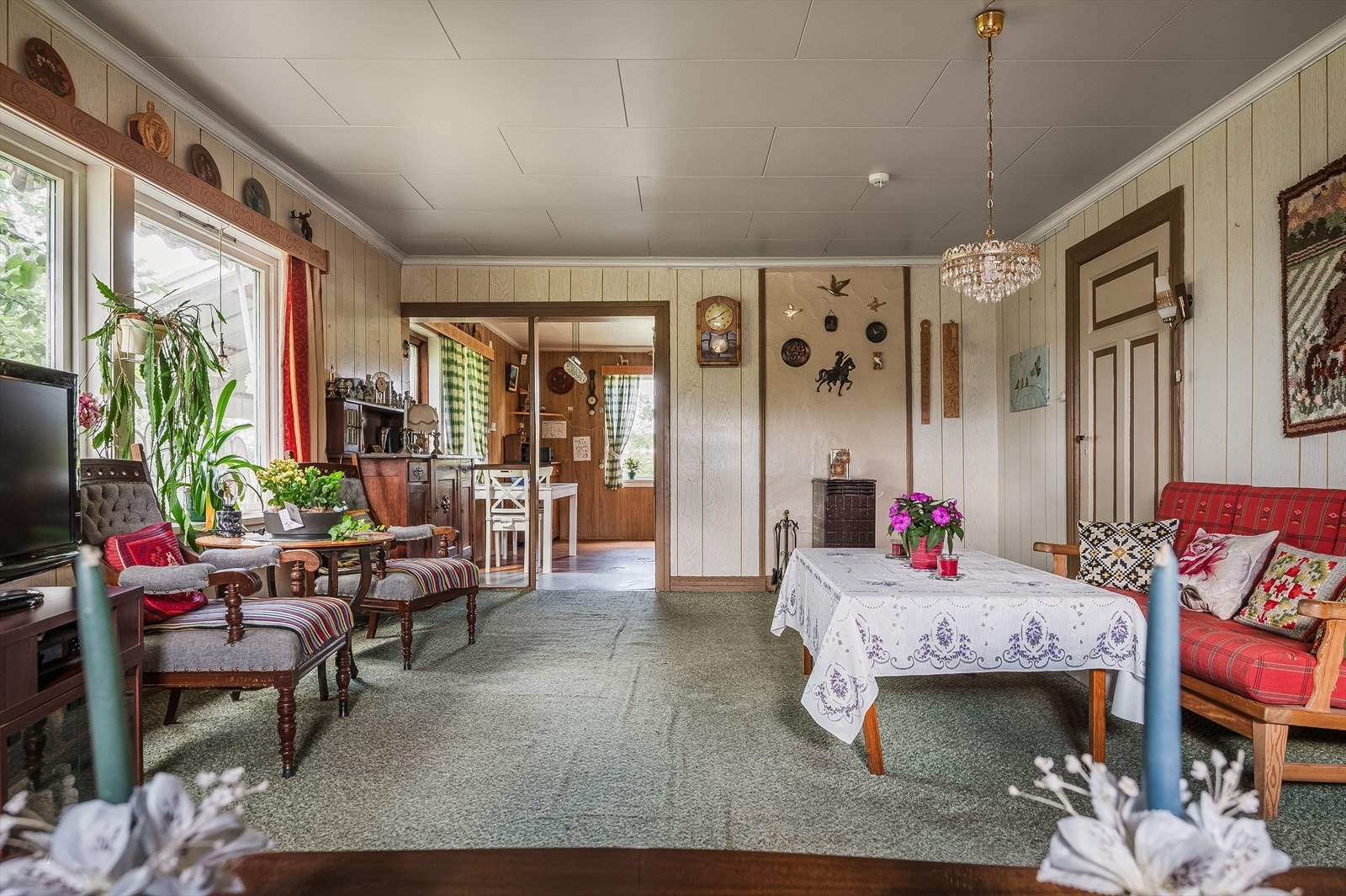 Stuen har store vindusflater som slipper inn fint naturlig lys. Galleribilde