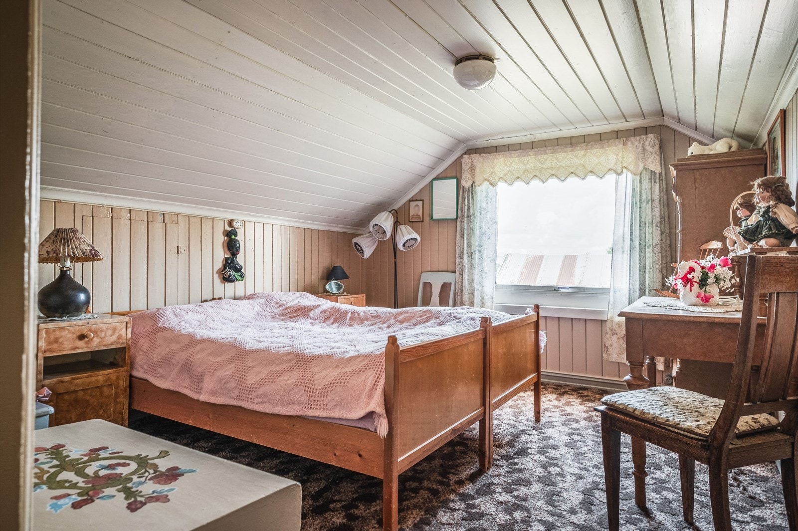 Soverom 3 er i dag innredet som et hovedsoverom. Soverommet ligger i boligens 2. etasje og har god plass til stor dobbeltseng. Galleribilde