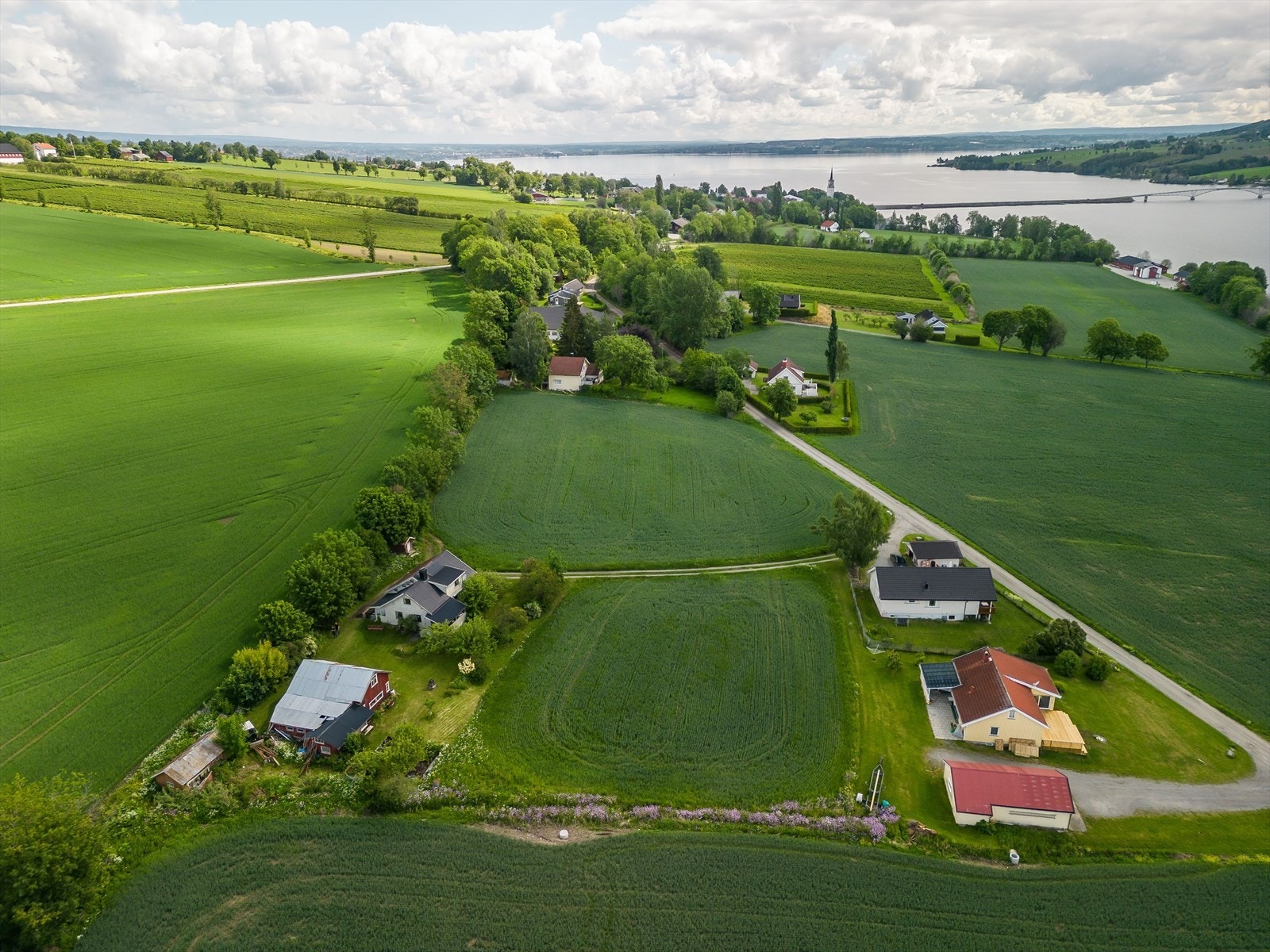 Det er ca. 20 km til Brumunddal hvor man finner videregående skole og alt av fasiliteter. Her er det flere spisesteder, kjøpesenter, butikker, treningssentre, togstasjon og mye mer. Galleribilde
