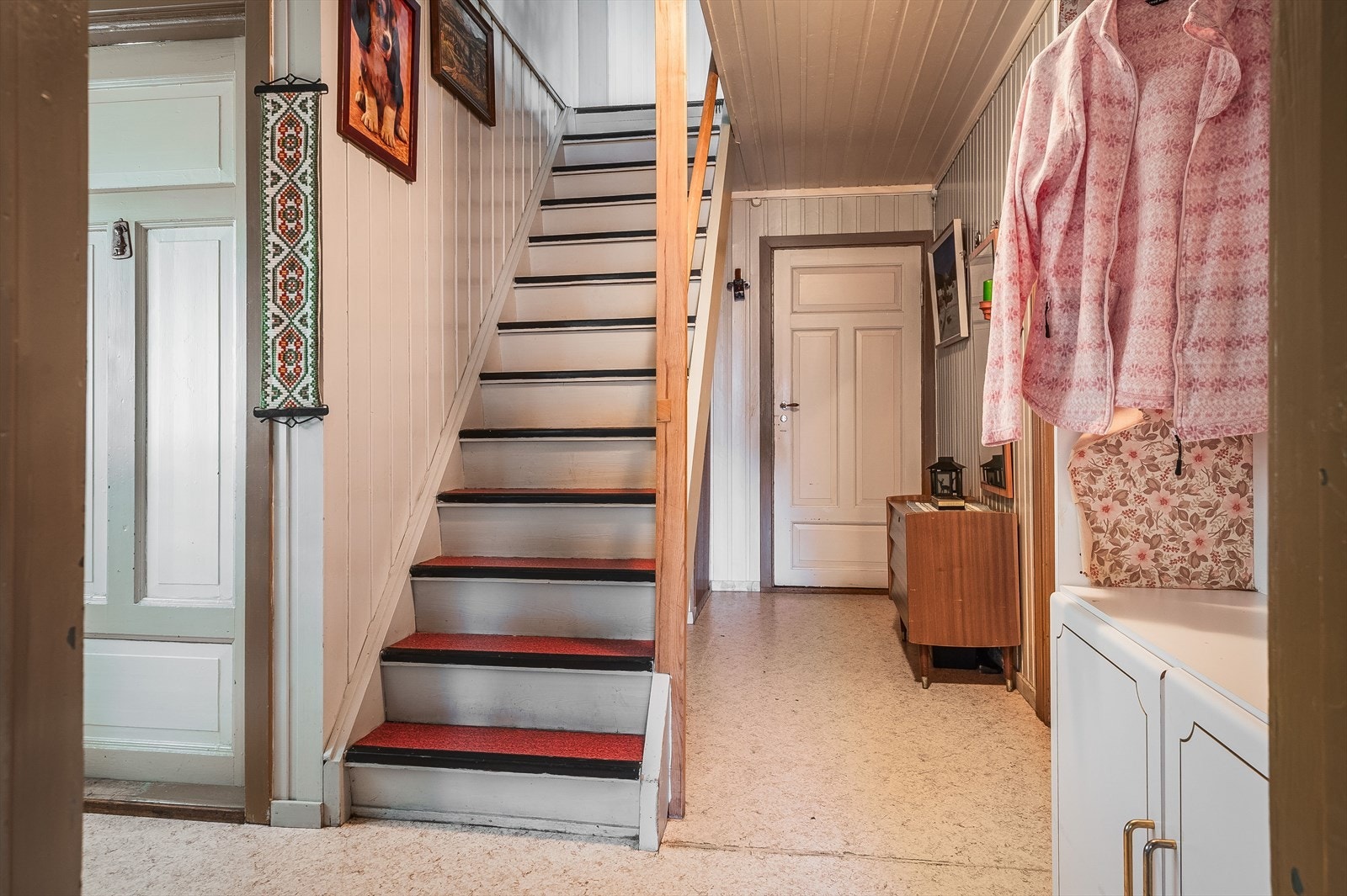 Gang/trapperom med garderobeskap under trappen. Galleribilde