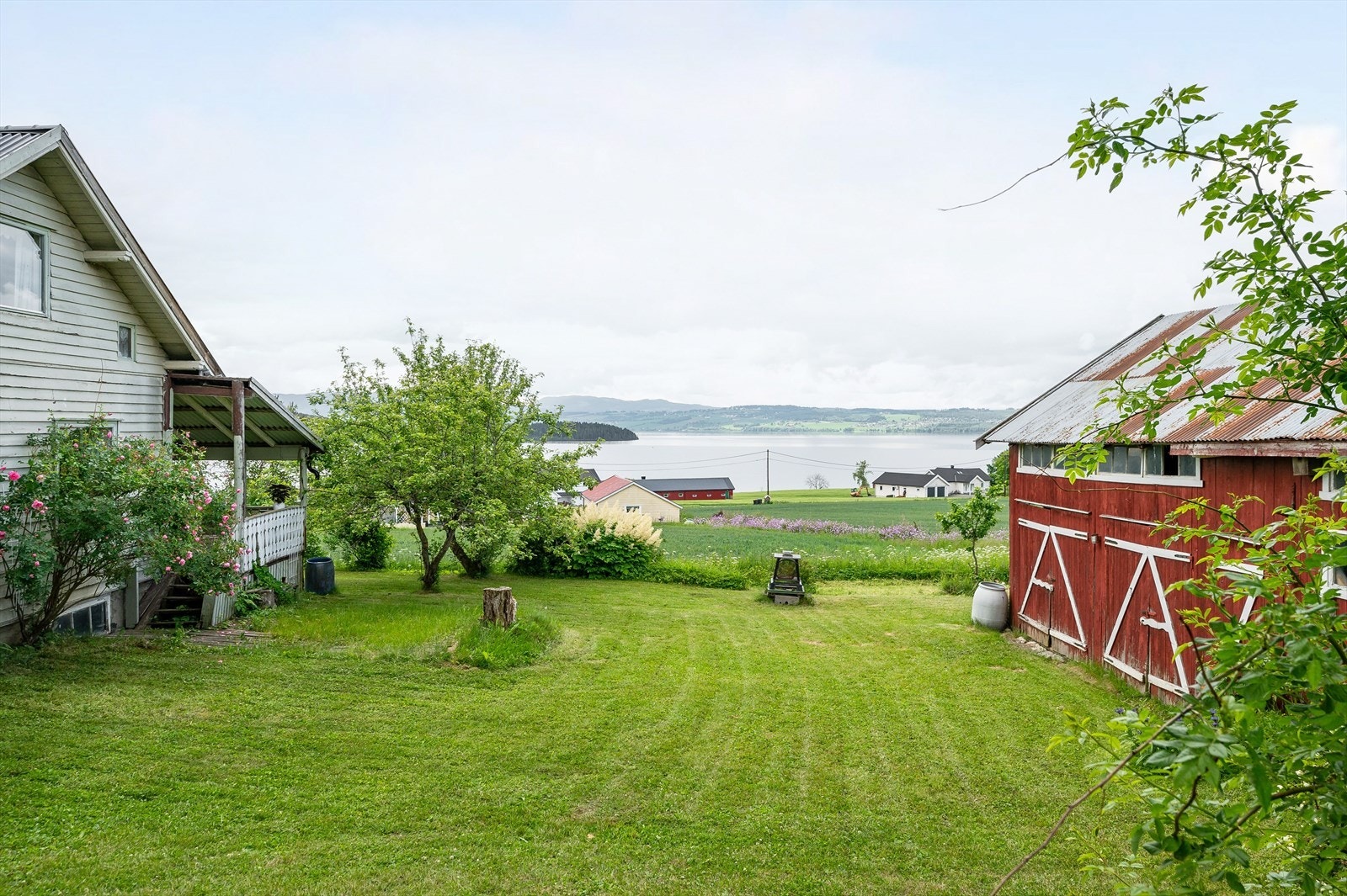 Solrik beliggenhet med terrasse og utearealer orientert mot syd. Eiendommen har fantastisk flott utsikt over Mjøsa. Galleribilde