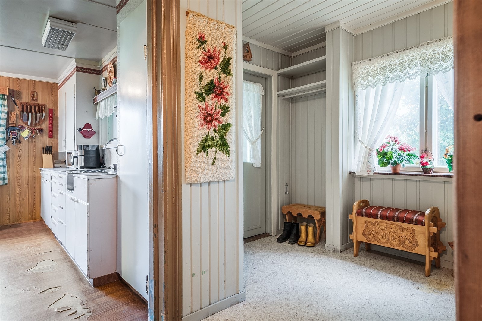 Du ønskes velkommen inn i en romslig entré med plass til sko og oppheng av yttertøy. Galleribilde