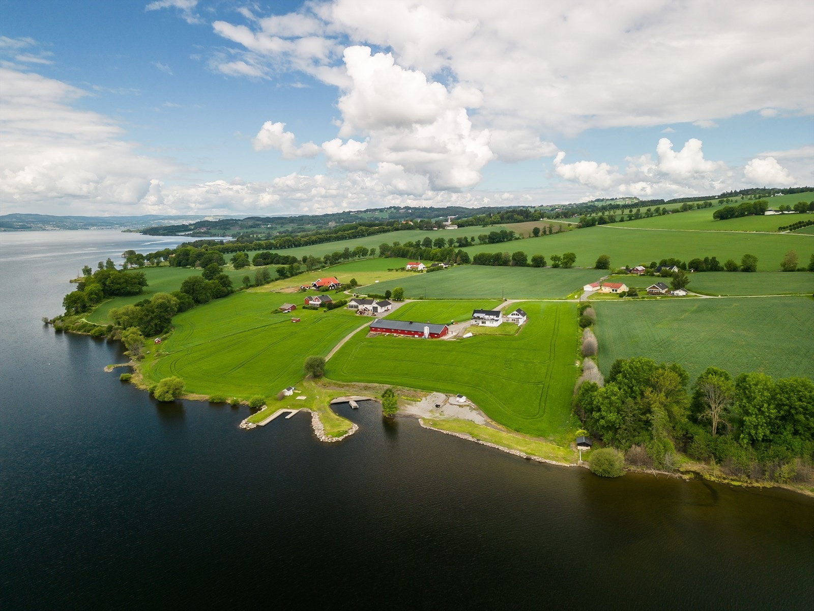 Fra eiendommen er det ca. 3,8 km til Årengen barnehage, ca. 6,9 km til Nes barnehage og ca. 7,1 km til Nes barneskole og Nes ungdomsskole. Galleribilde