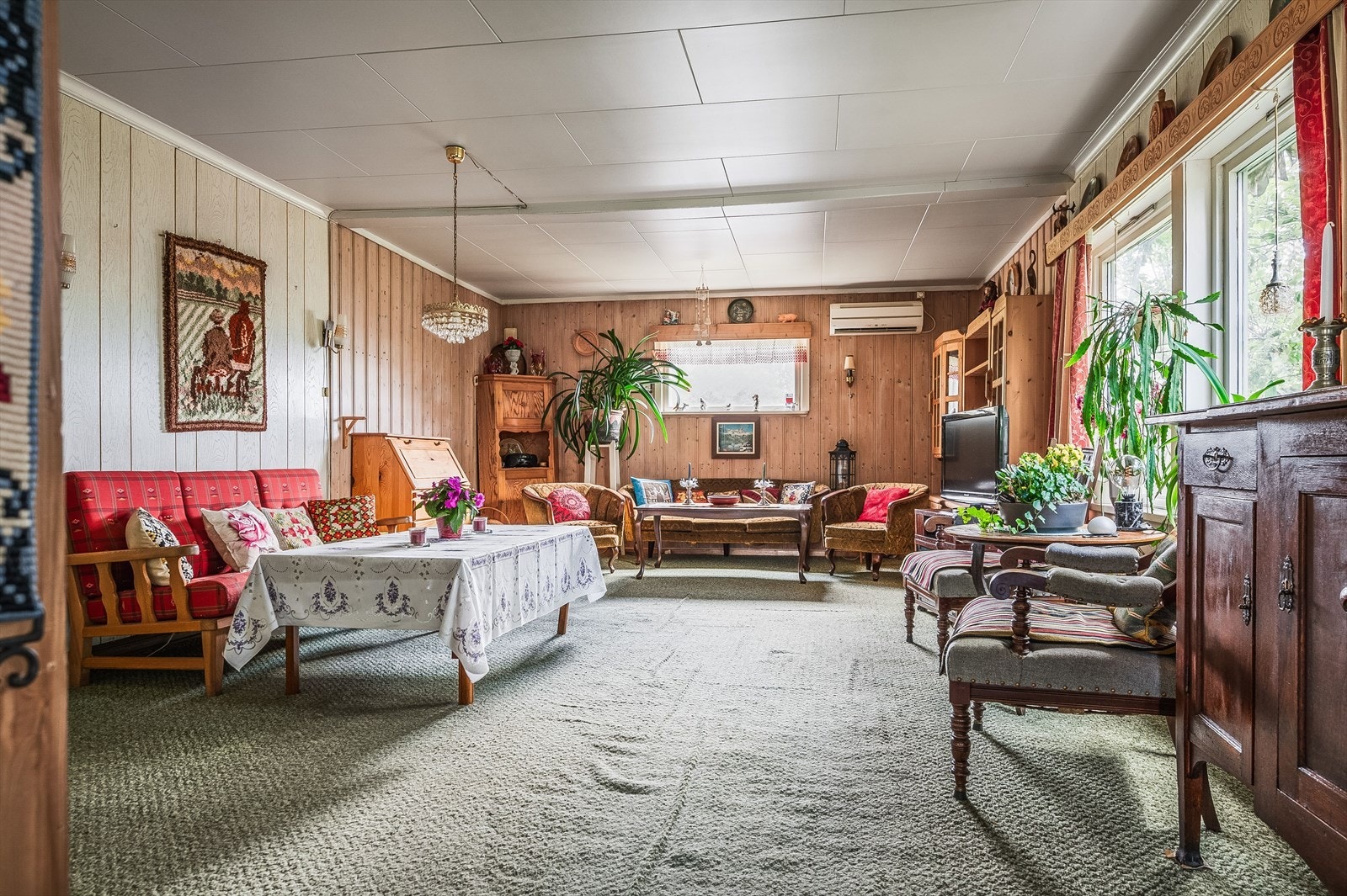 Boligen har en gjennomgående eldre standard og fremstår som et oppussingsobjekt. Galleribilde