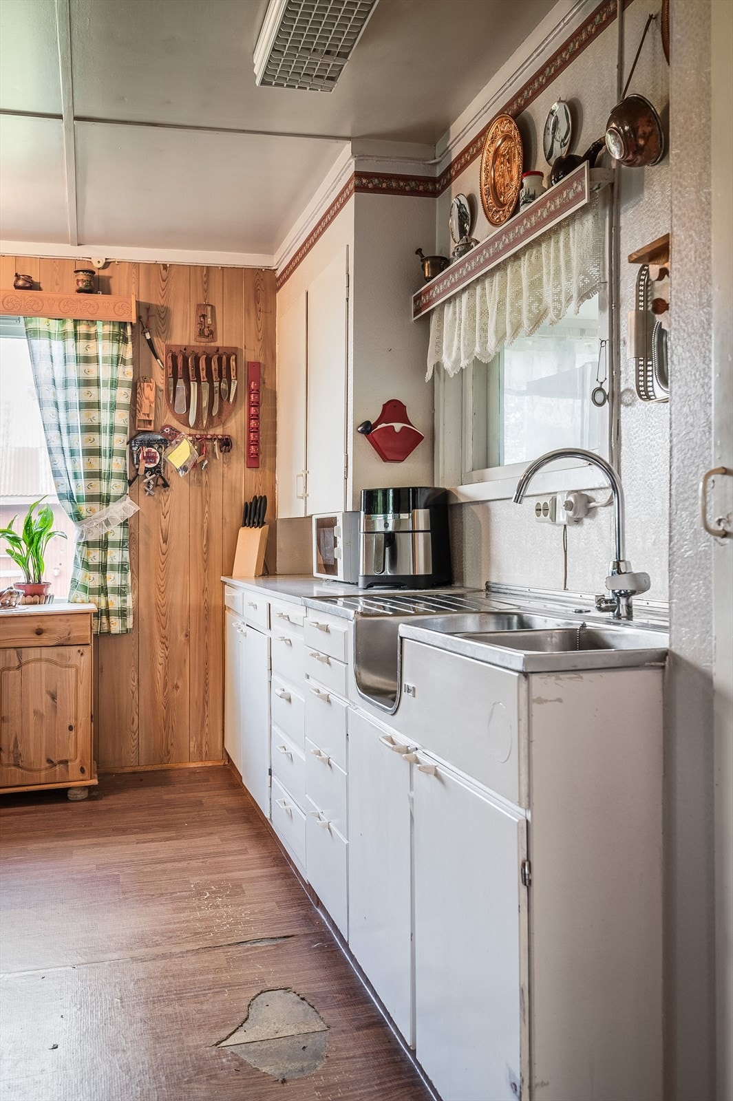 Innredningen har lyse glatte fronter, laminert benkeplate og benkebeslag med nedfelt oppvaskkum. Galleribilde