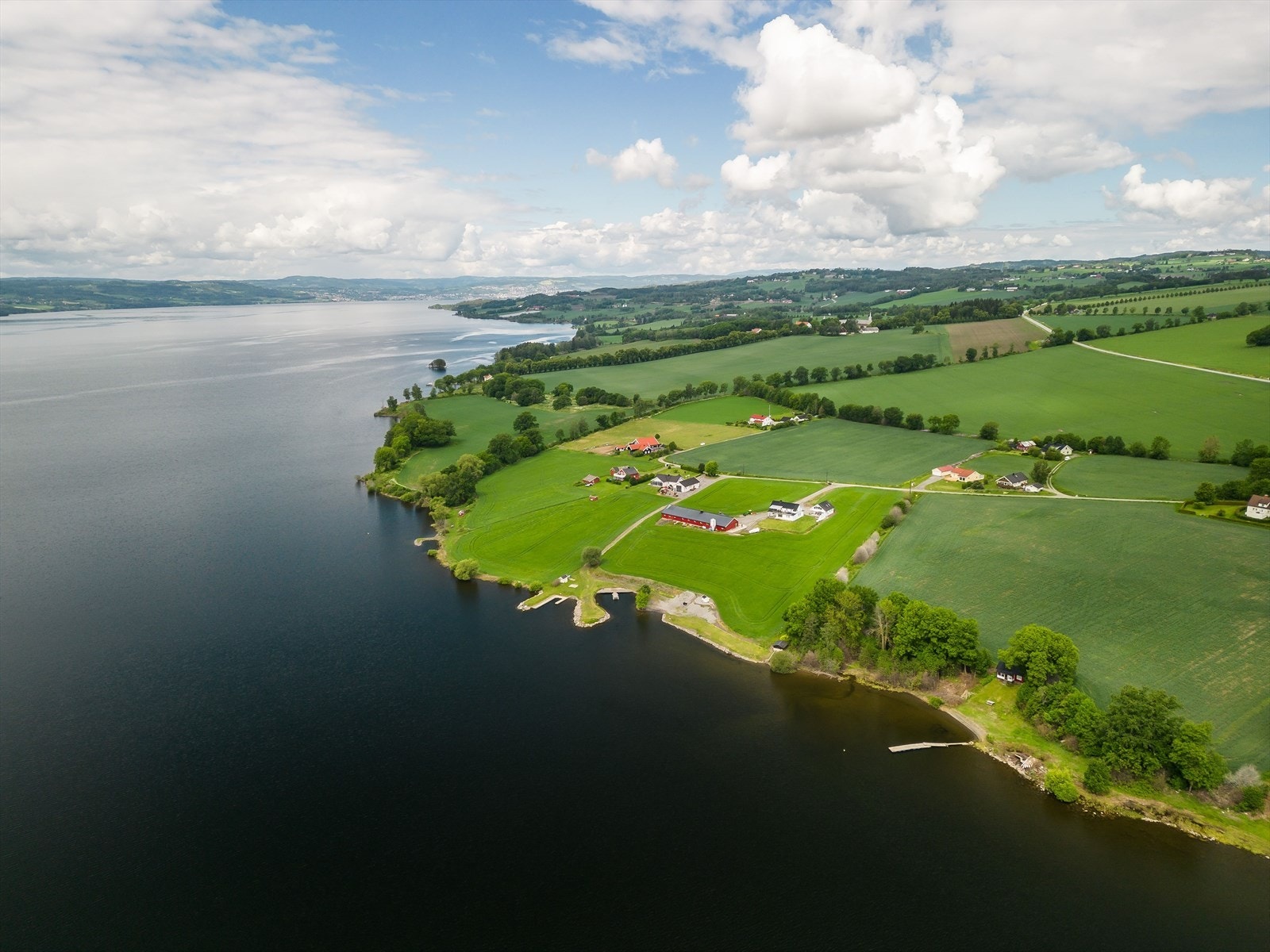 Nes er et eldorado for deg som er glad i idylliske naturopplevelser året rundt. På andre siden av brua, Helgøya er det stor båthavn med aktiv båtforening. Galleribilde