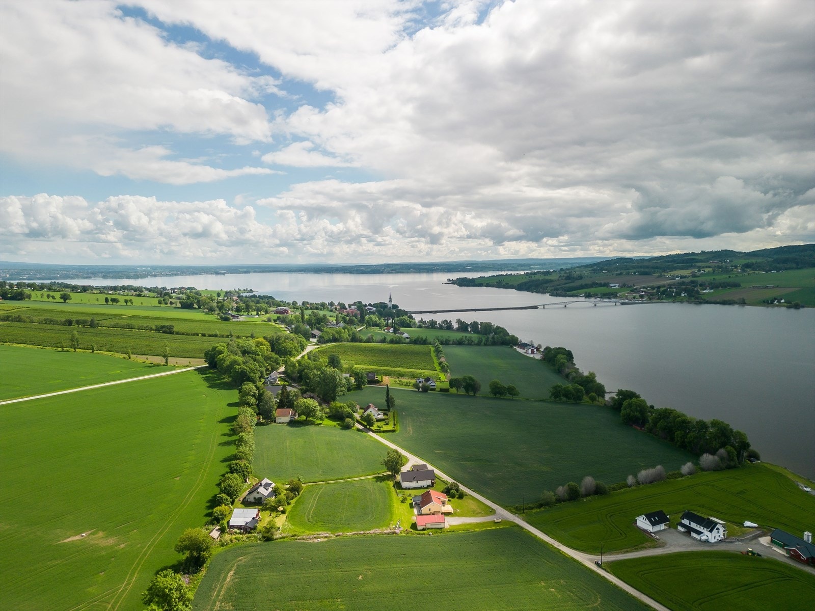 Fra eiendommen er det ca. 500 meter til bussholdeplassen Nes legesenter hvor det også er fysioterapi, treningslokale, legesenter, helesenter m.m.. Galleribilde