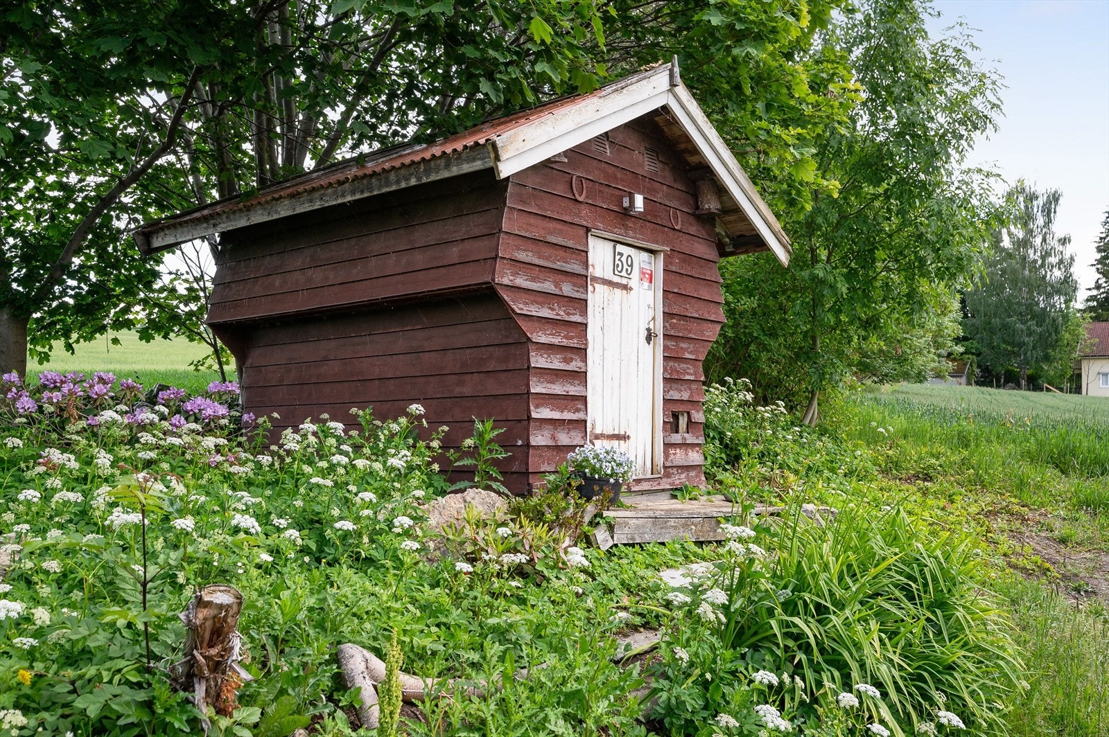 Enkel bod på 4m² trebygg i stabburstil. Eiendommen er også bebygd et uthus på 20m². Galleribilde