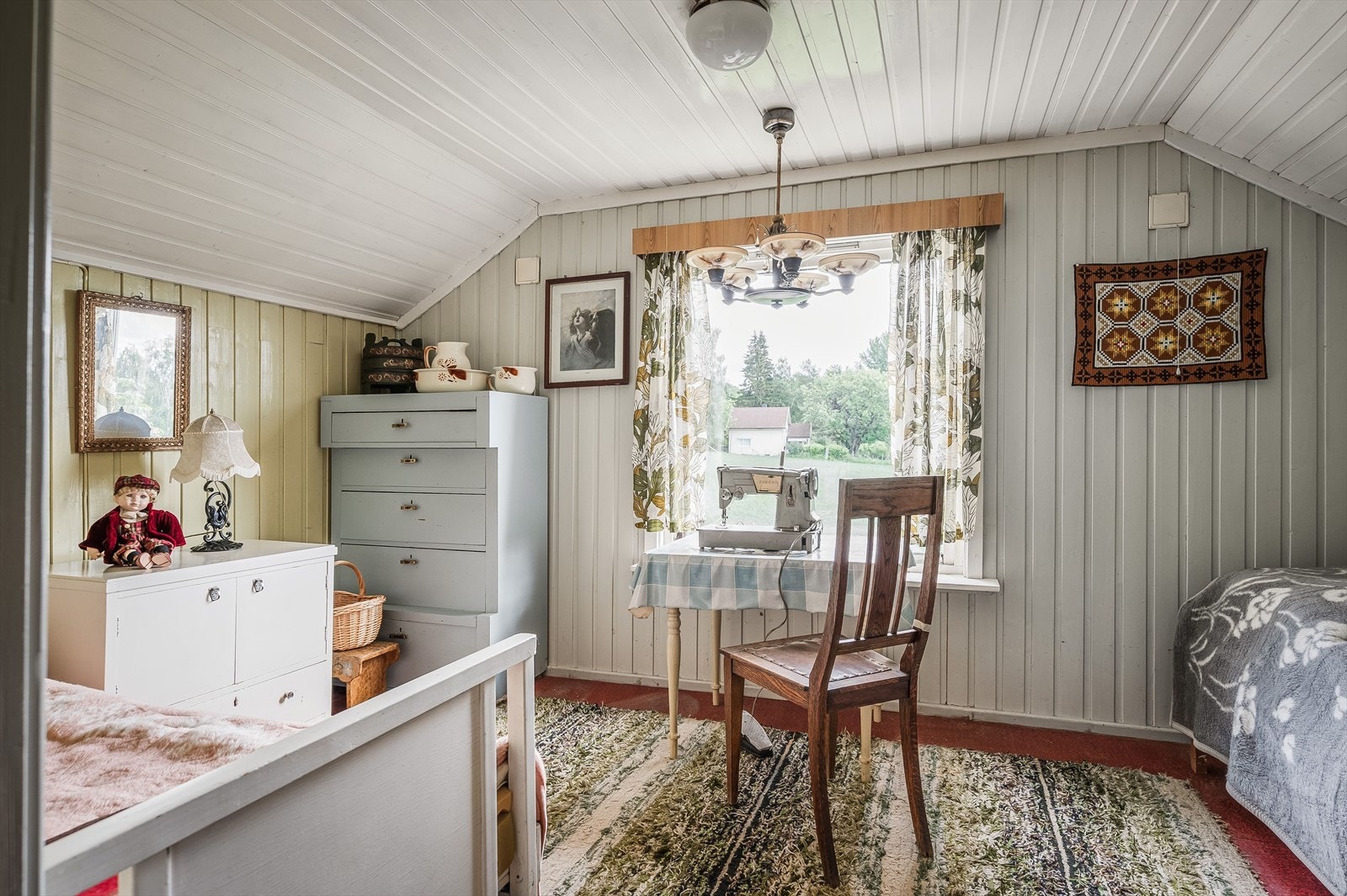 Soverom 2 er plassert i 2. etasje, og er et lyst og koselig rom. Galleribilde