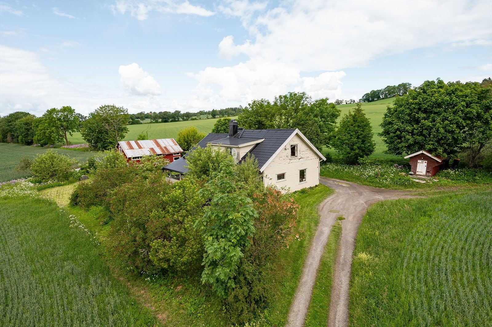 Tunet er på ca. 1,5 daa og er bebygd med en eldre enebolig over 2 plan samt kjeller, en gammel låve på 98m², et uthus på 20 og en bod på 4m². Galleribilde
