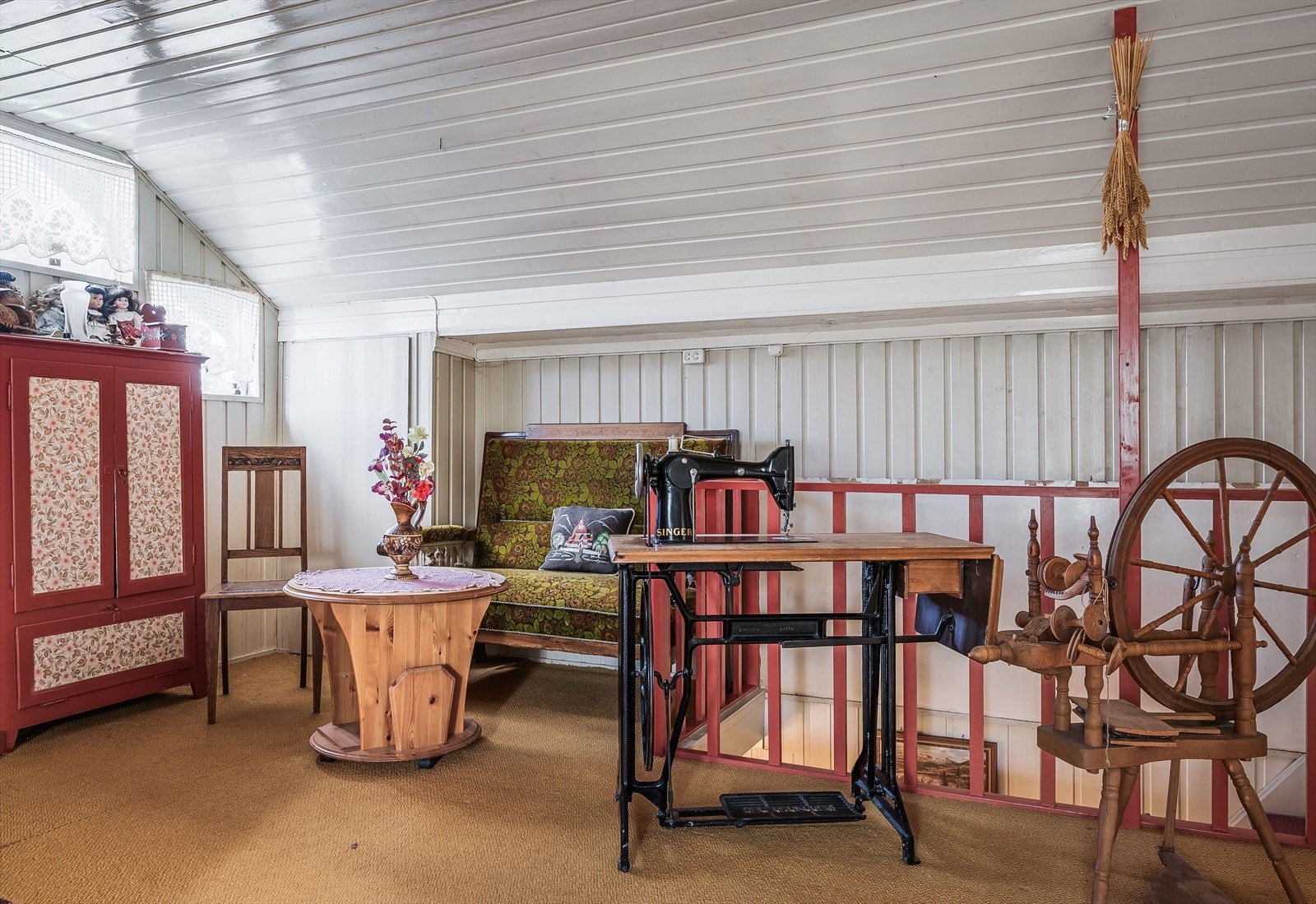 Fra stuen er det også adkomst til kneloft med gode lagringsmuligheter. Galleribilde