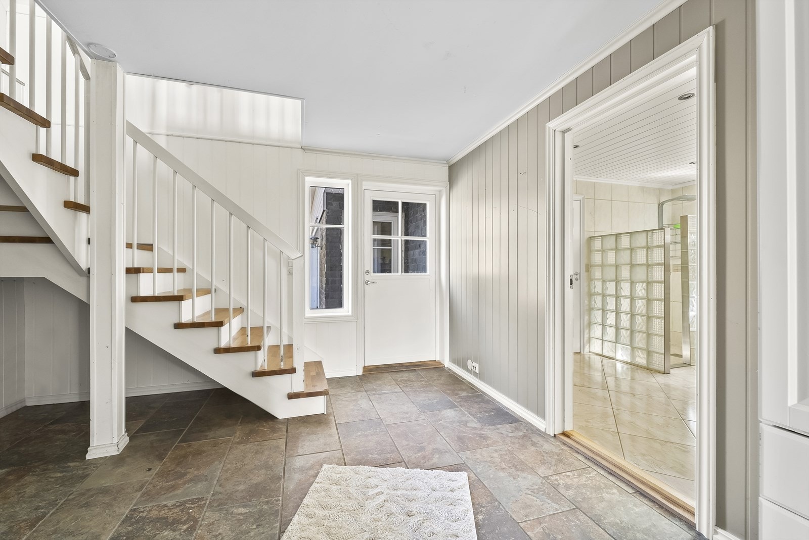 Stor hall med avkledningsplass. Galleribilde