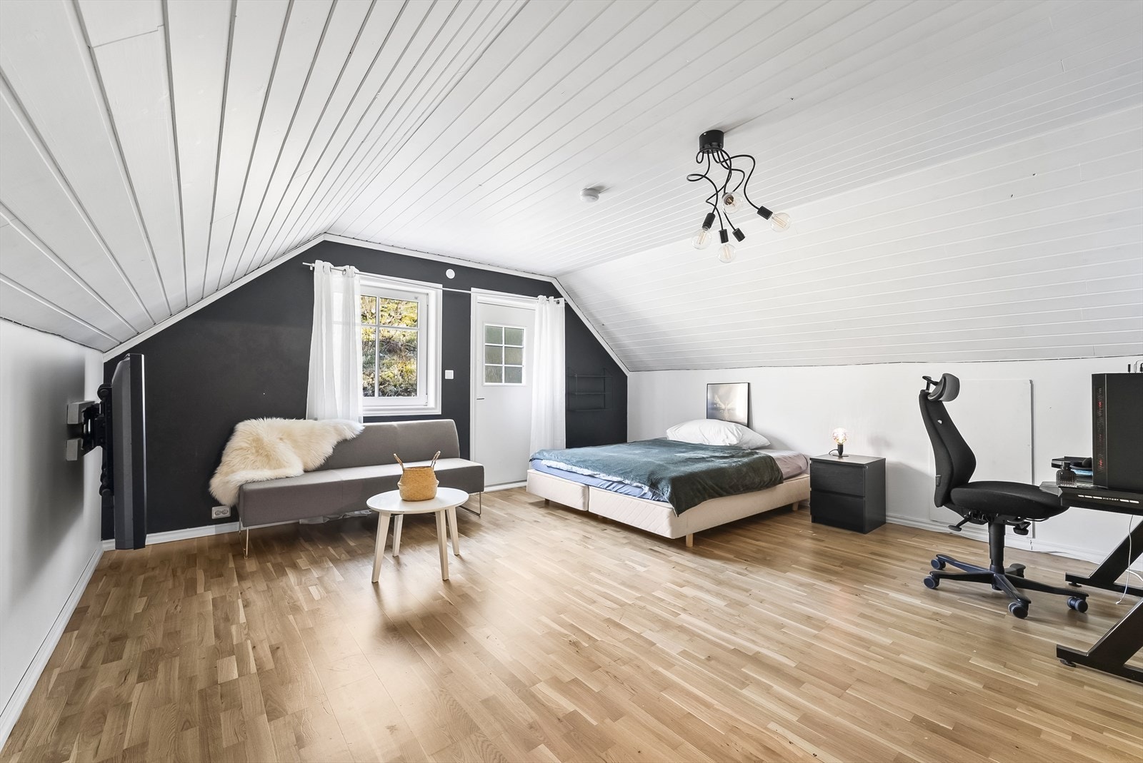 Innredet loft med utgang til baksiden. Rommet er ikke søkt bruksendret og dermed ikke godkjent til rom for varig opphold. Galleribilde