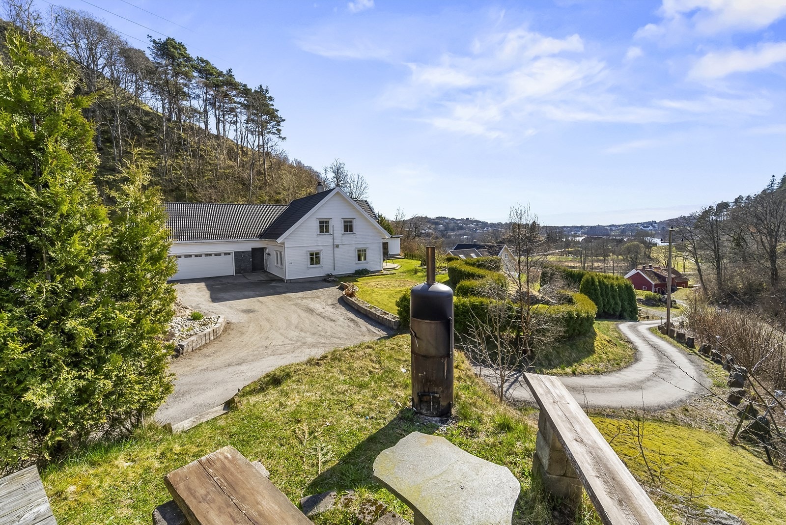Uteplass på en høyde bak eiendommen. Galleribilde