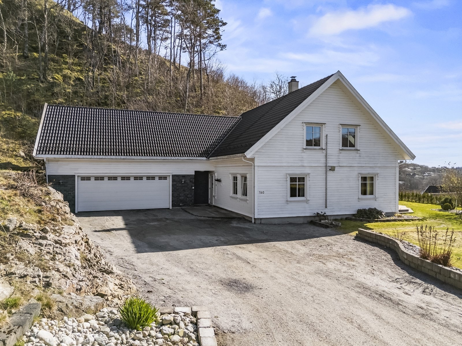 Gruslagt tun med gode parkeringsmuligheter. Galleribilde
