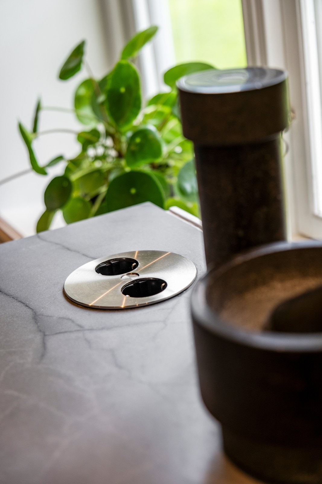 Smarte løsninger med strømuttak i kjøkkenbenken. Galleribilde