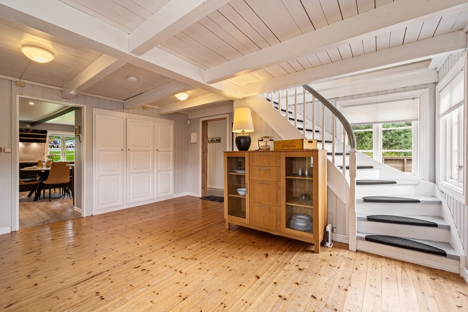 Boligen har en romslig gang med åpning til kjøkken, integrerte skap og trapp til loftsetasjen. Galleribilde