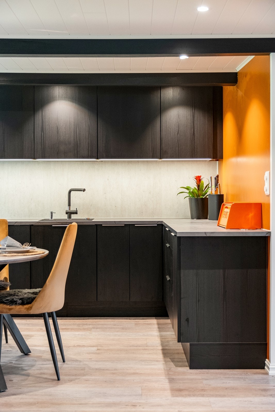 Her er hele takhøyden utnyttet, med kjøkkenskap som går helt i taket. Galleribilde