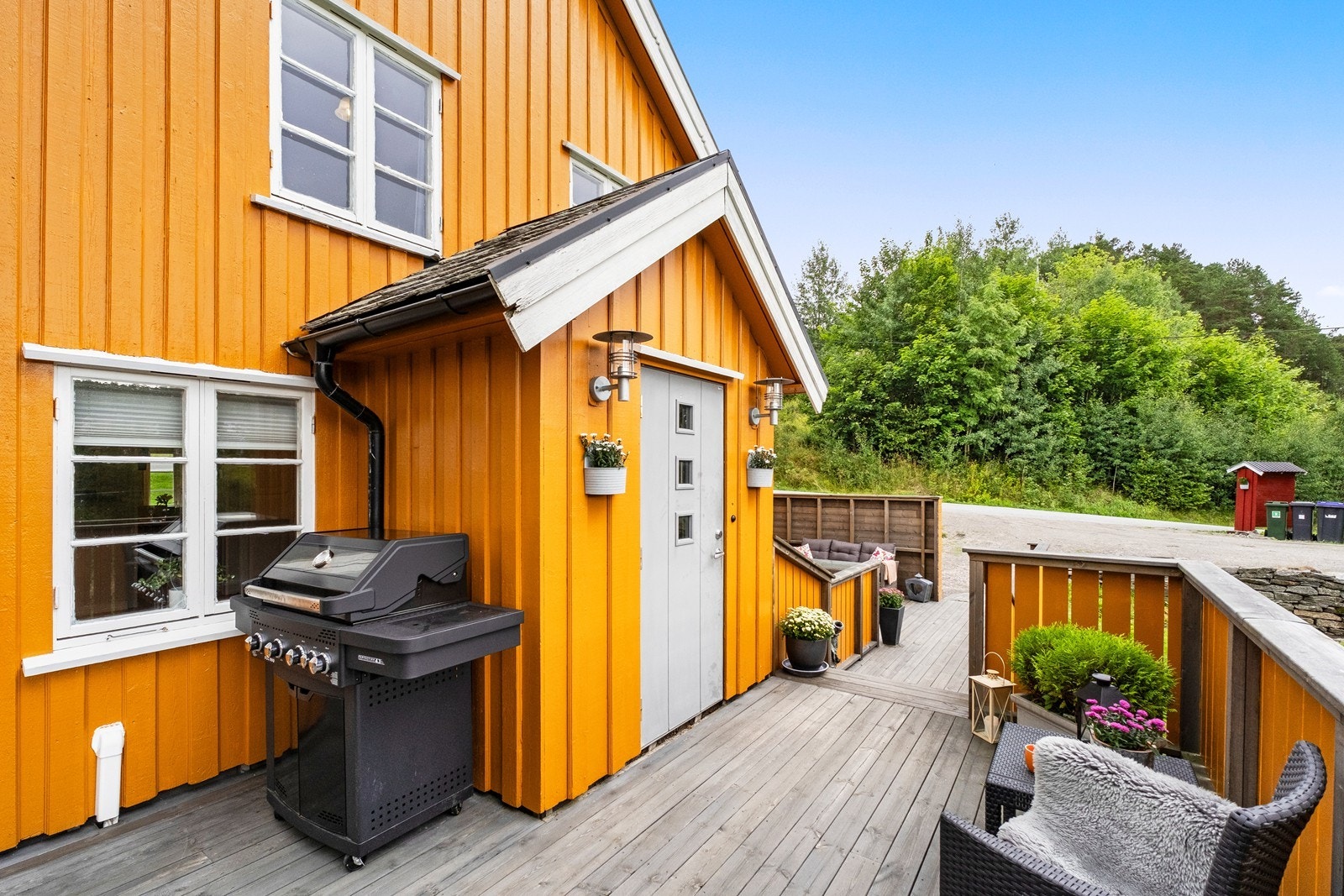 Fra terrassen har man også hovedinngangen til huset. Galleribilde