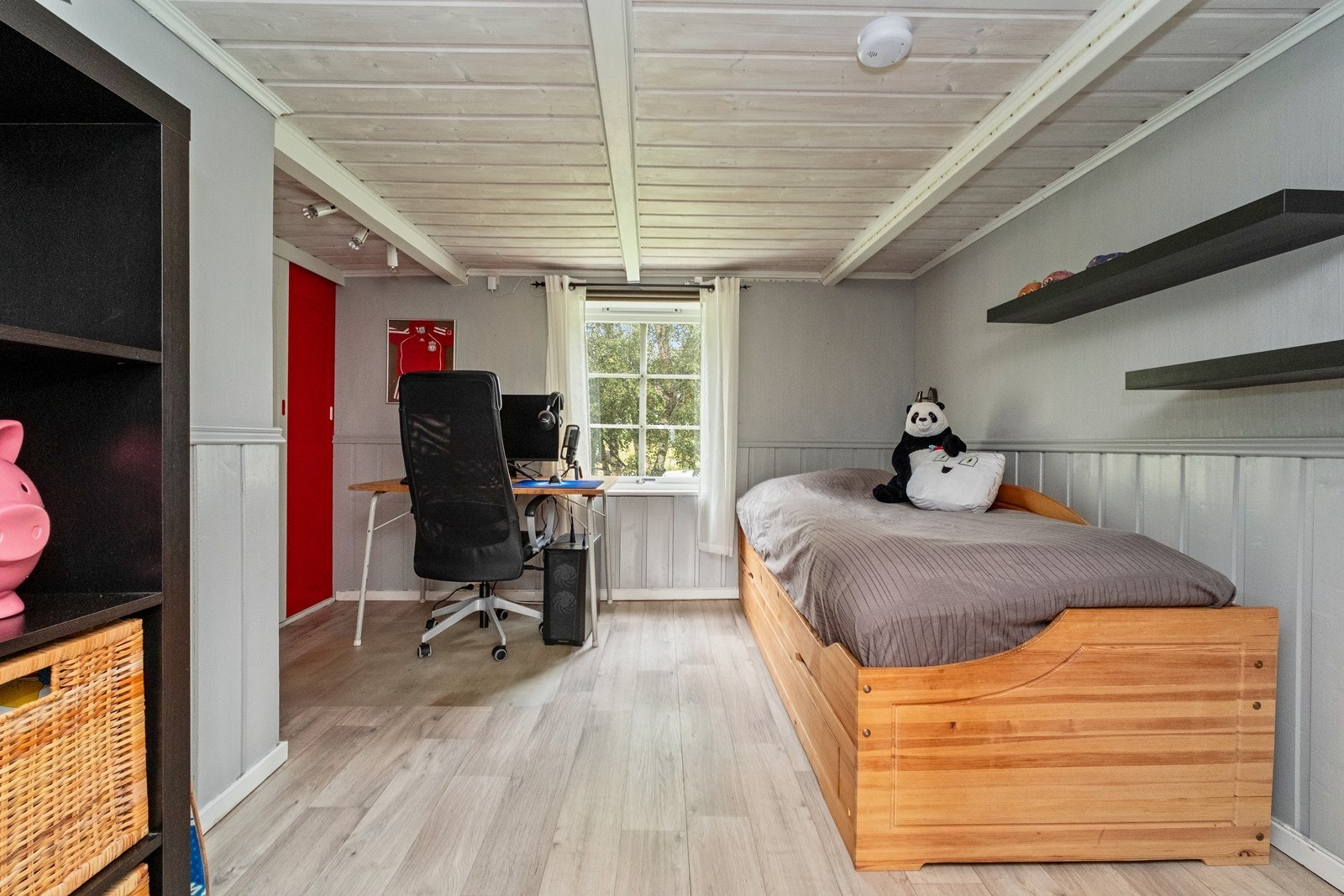 Soverom 1 på loft, med skyvedørsgarderobe integrert. Galleribilde