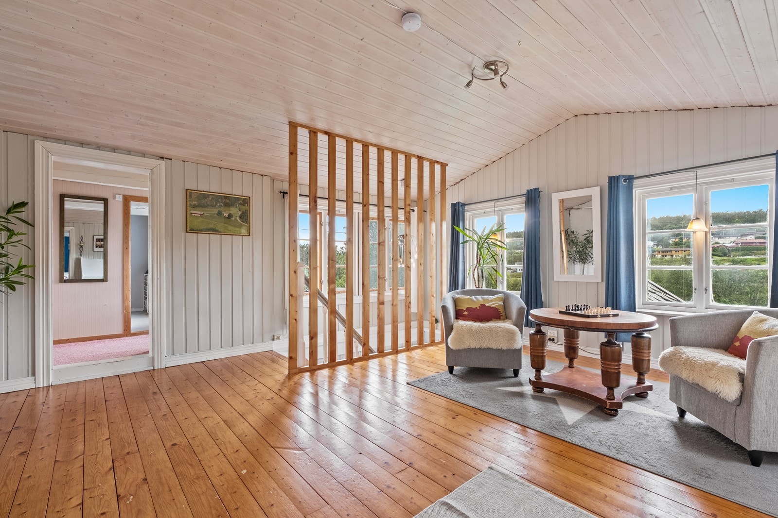 Fra hovedetasjen går trappen rett opp i en trivelig loftstue. Galleribilde