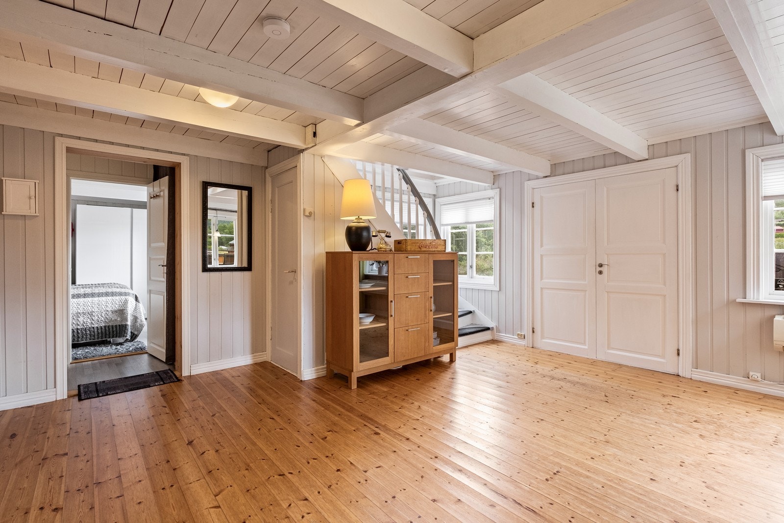 Fra den romslige gangen har man også tilgang til soverommet som er i hovedetasjen og dør til kjellertrapp. Galleribilde