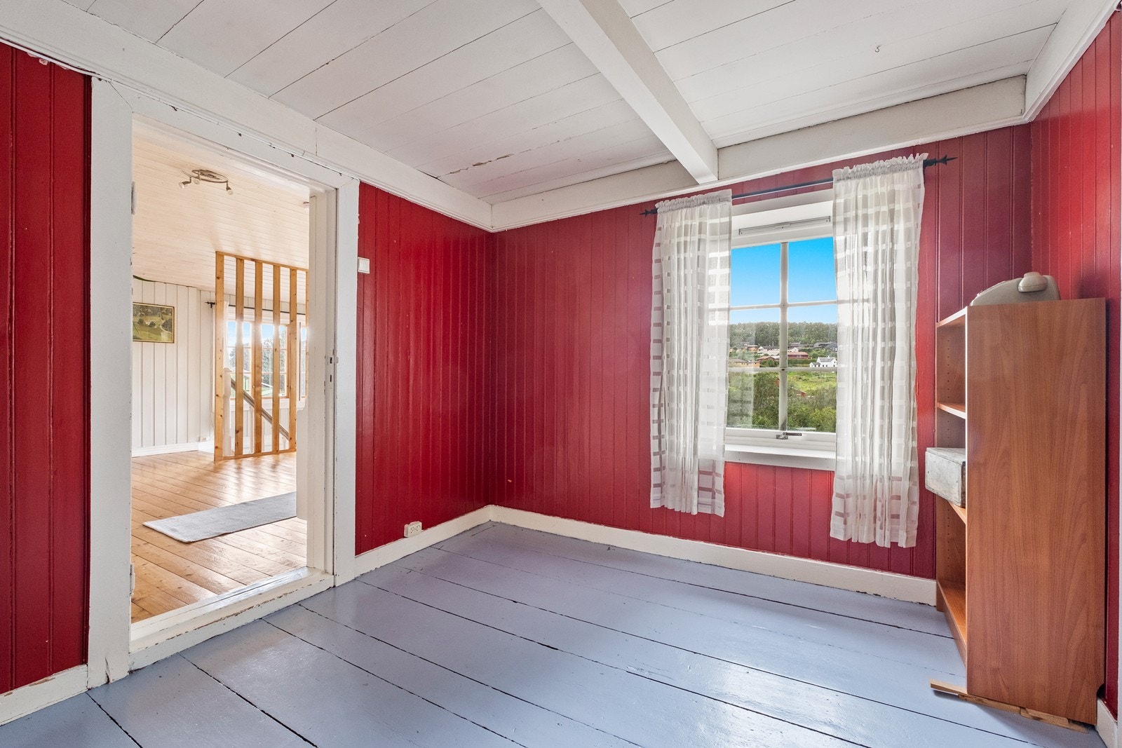 Med gamle tregulv, trepanel og synlige takbjelker så kjenner man virkelig på sjarmen av å bo i et gammelt hus! Galleribilde