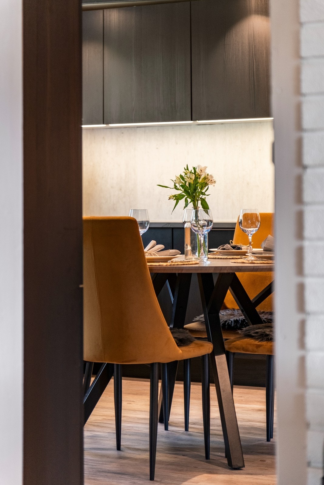 Fra stue har man dør til kjøkken. Galleribilde