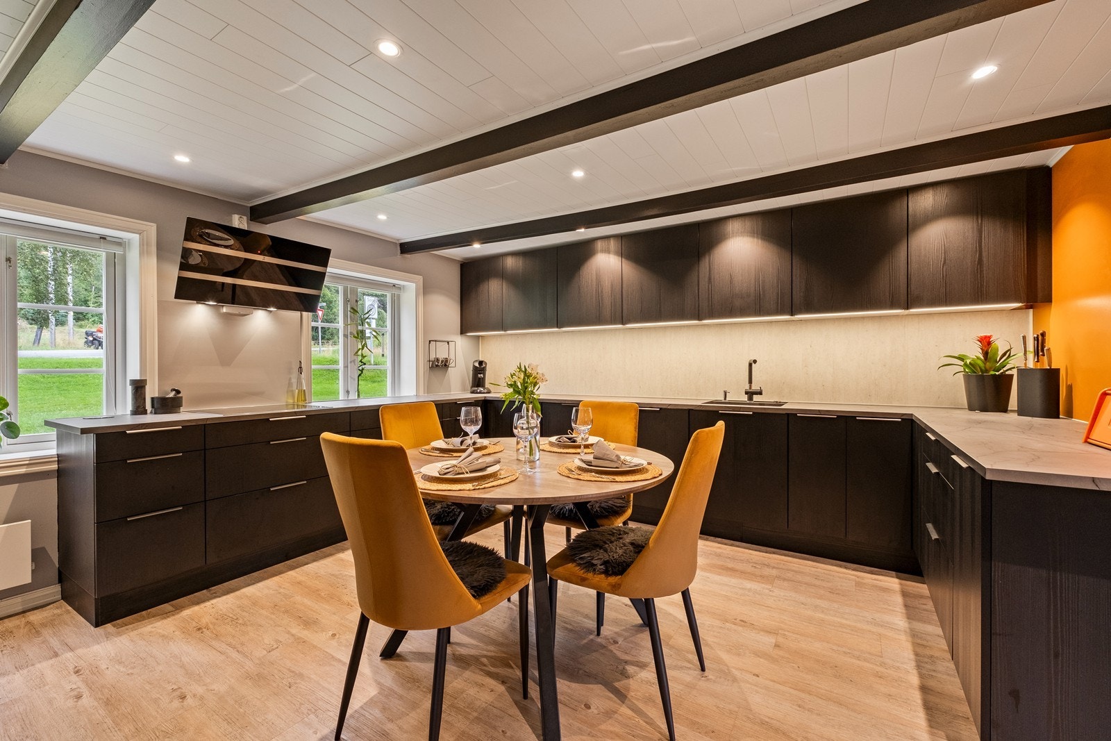 Her har man god plass til både kokkelering og kos rundt kjøkkenbordet. Galleribilde