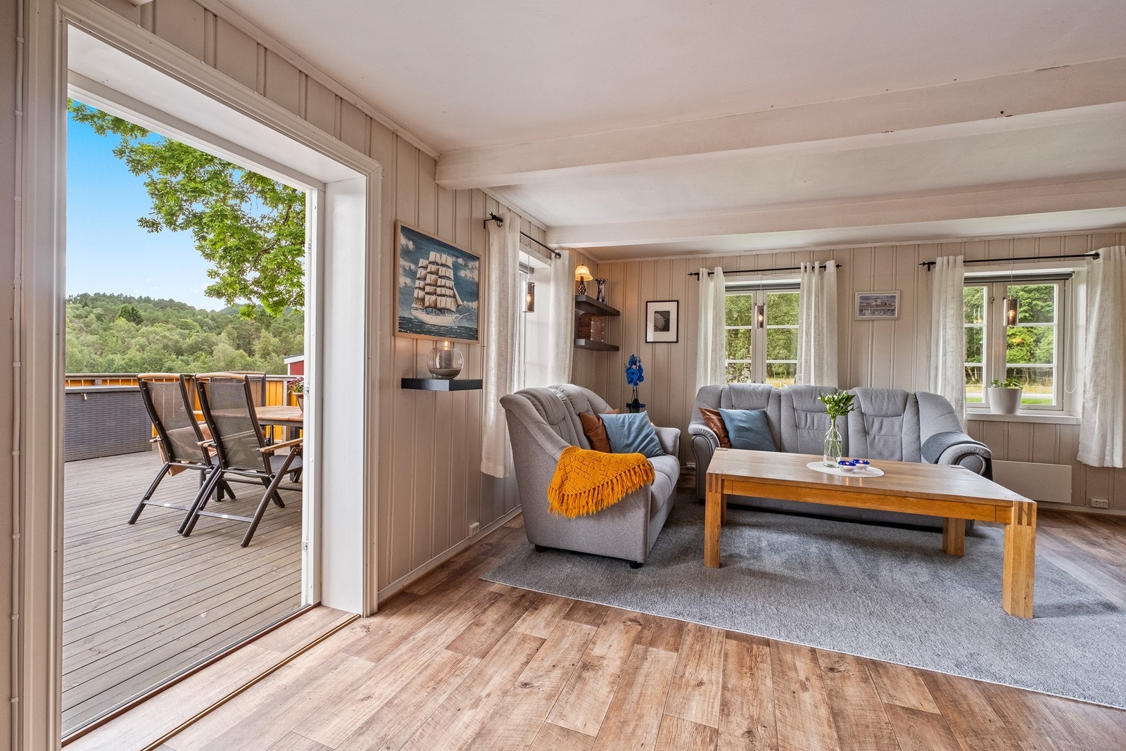 I tillegg til hovedinngangsdøren så har man også direkte tilgang fra stuen. Galleribilde