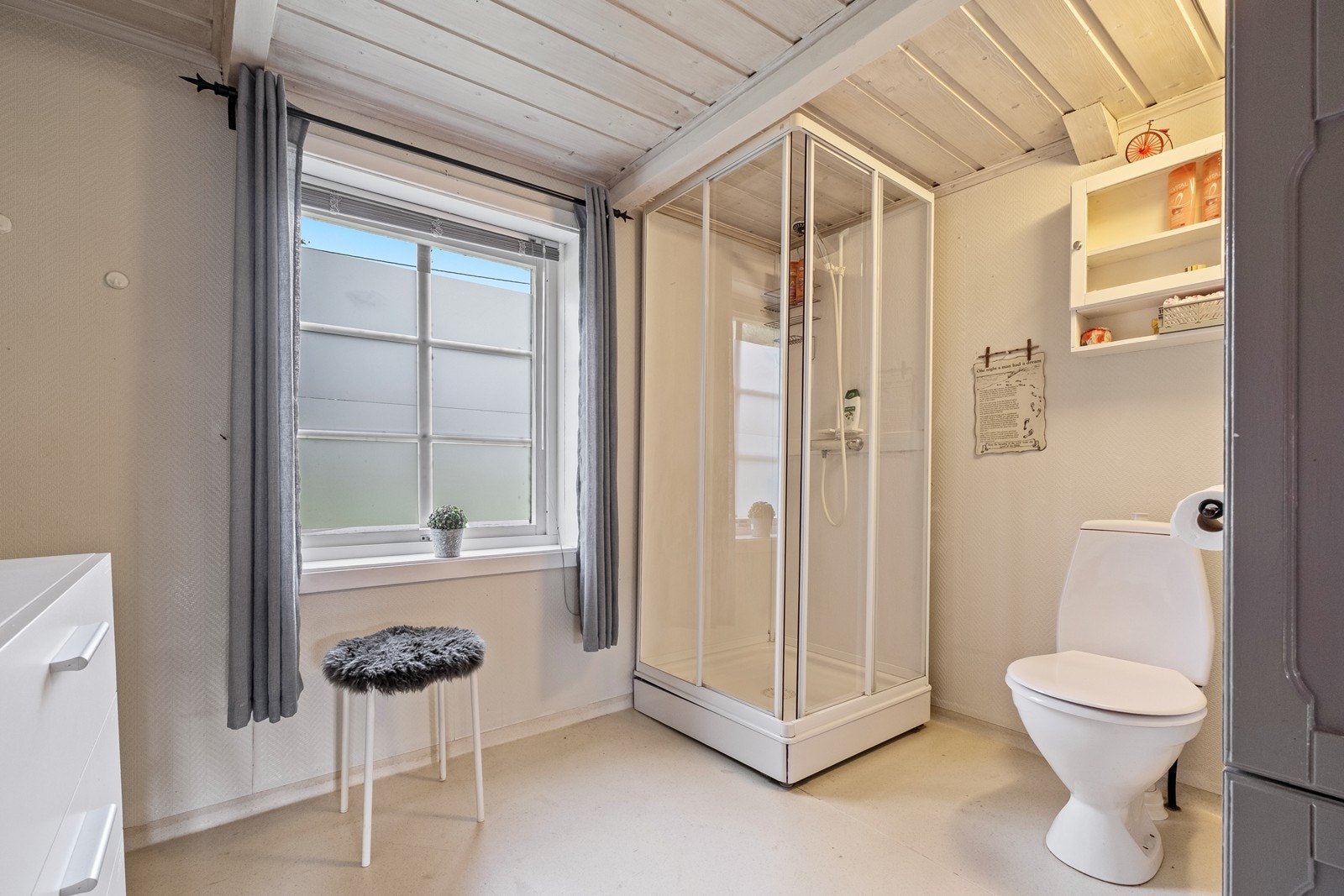 Bad på loft, med wc og dusjkabinett. Galleribilde